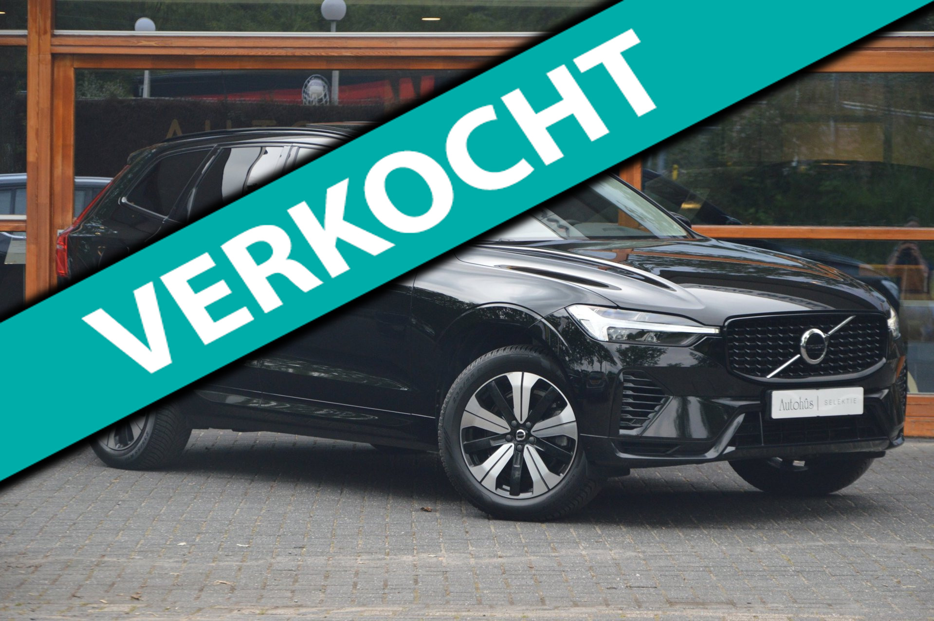 Volvo XC60 T6 Hybride AWD Plus Dark LONG RANGE | Panoramadak | Camera | Trekhaak | Pilot-Assist | Memory stoelen |