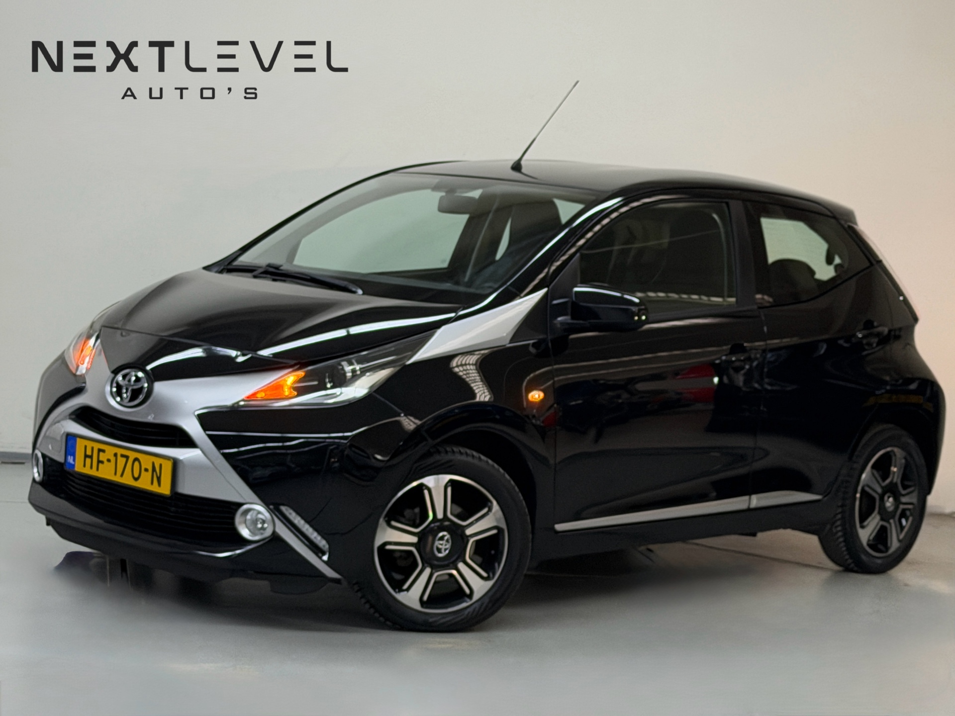 Toyota Aygo 1.0 VVT-i x-wave Automaat Camera Airco Lederstoelen