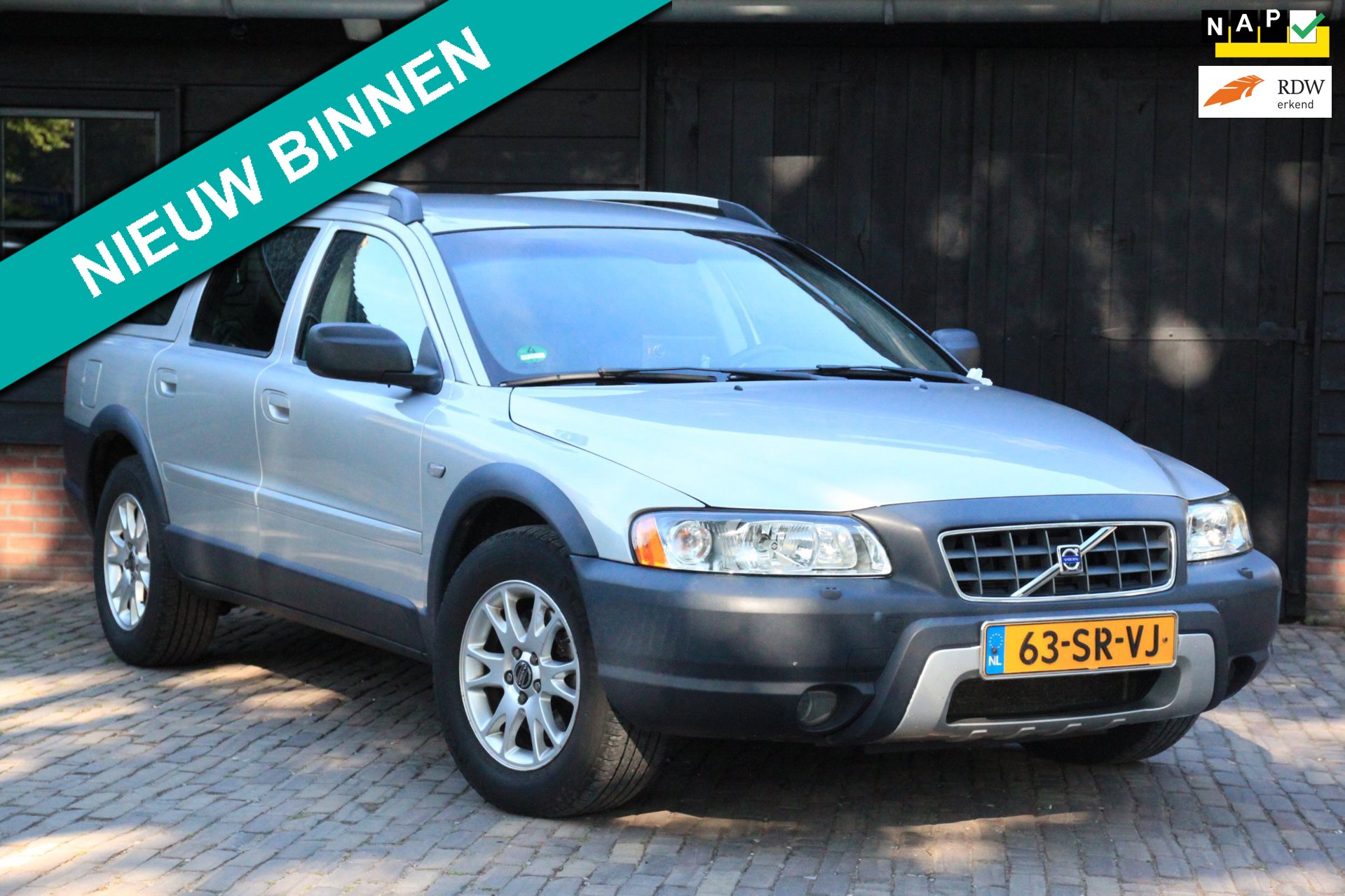 Volvo XC70 2.4 D5 Momentum Camera/Navigatie/Leer/Apk 06-2027