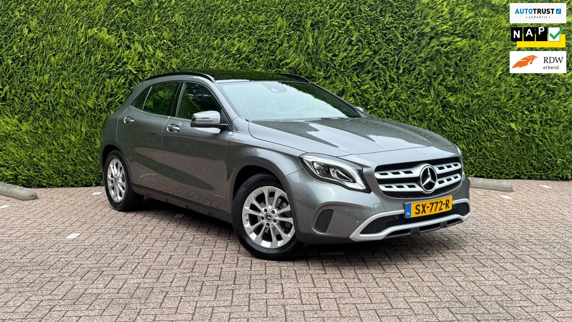 Mercedes-Benz GLA-klasse 180 | Business Solution + Ltd | Pano | Stoelverwarming | Camera | Keyless