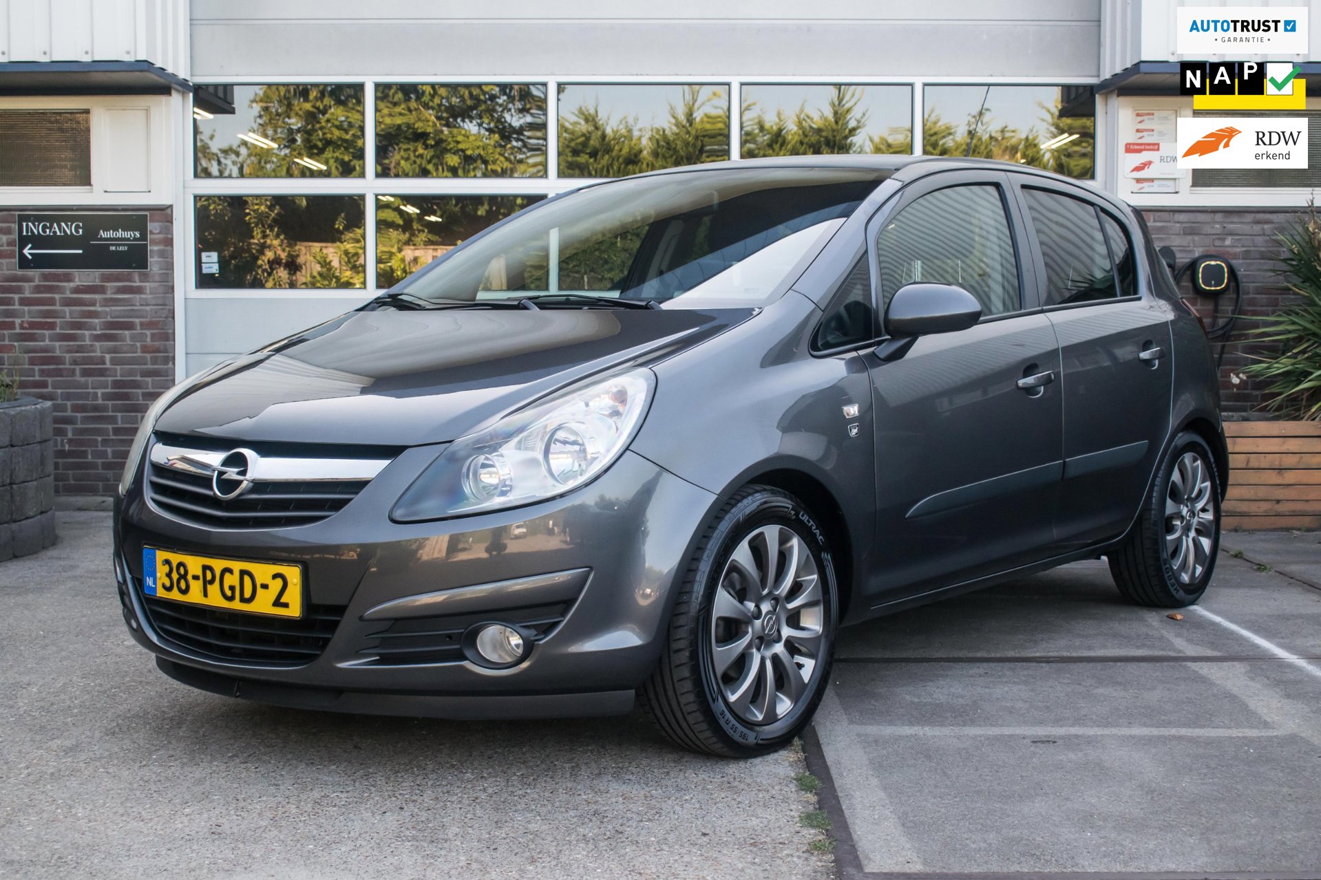 Opel Corsa 1.4-16V '111' Edition 101PK NL-auto [ Airco Trekhaak Cruise Control Lichtmetalen Velgen Volledige Historie Aanwezig ]