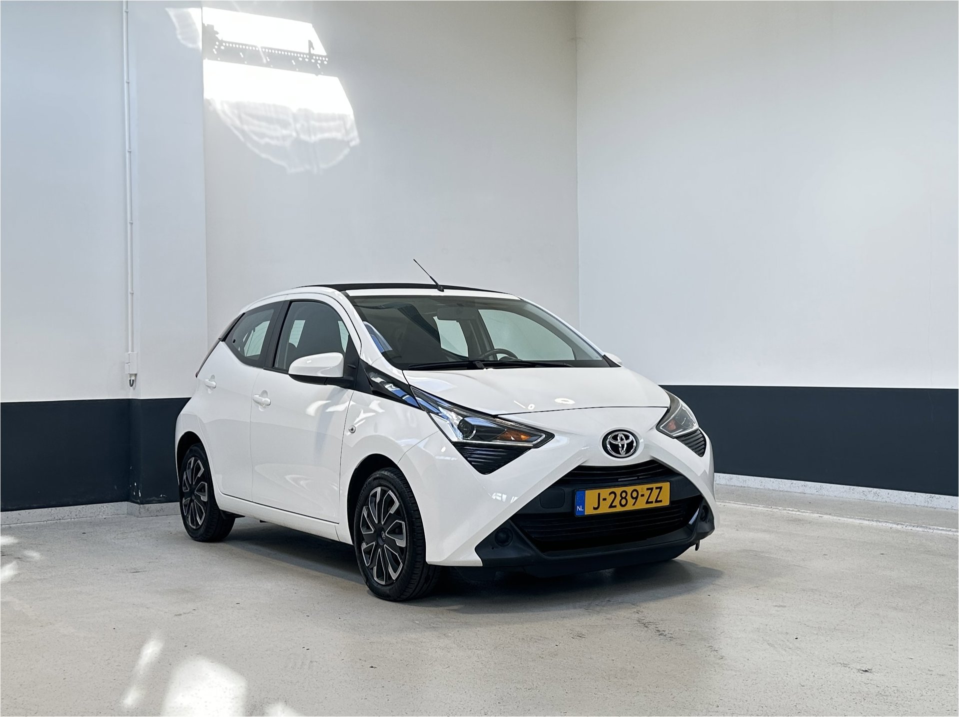 Toyota Aygo 1.0 VVT-i x-play cabrio | Apple Carplay/ Android Auto | Camera | NL| 1 Eig |