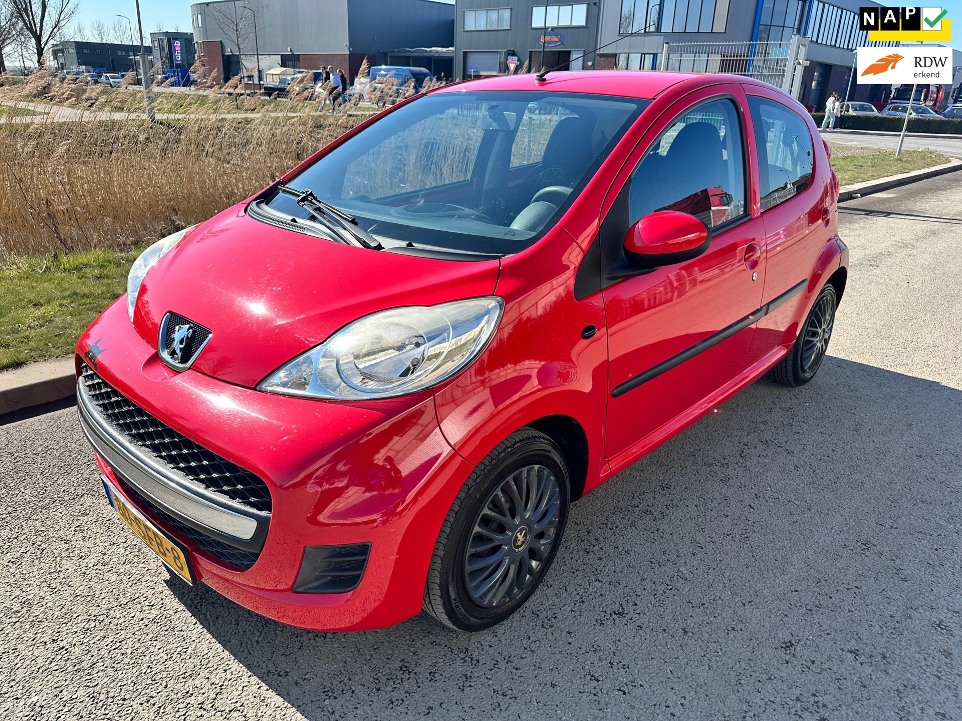 Peugeot 107 1.0-12V XS 5 deurs/2001/ORIGINEEL NL/87.000 KM NAP!! RIJDT EN SCHAKELT PERFECT.