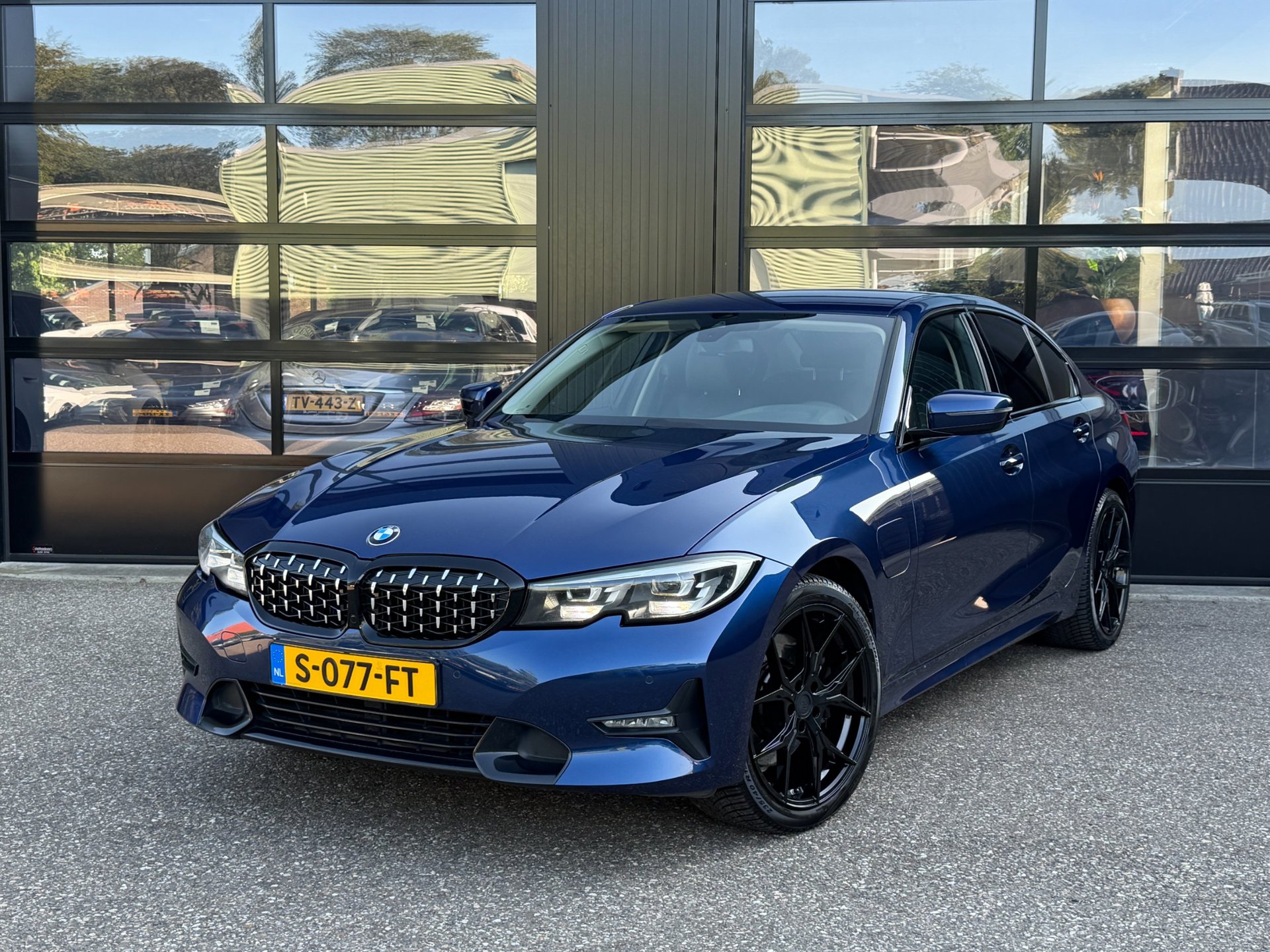 BMW 3-Serie 330e SportLine Shadowline Mediterranblau