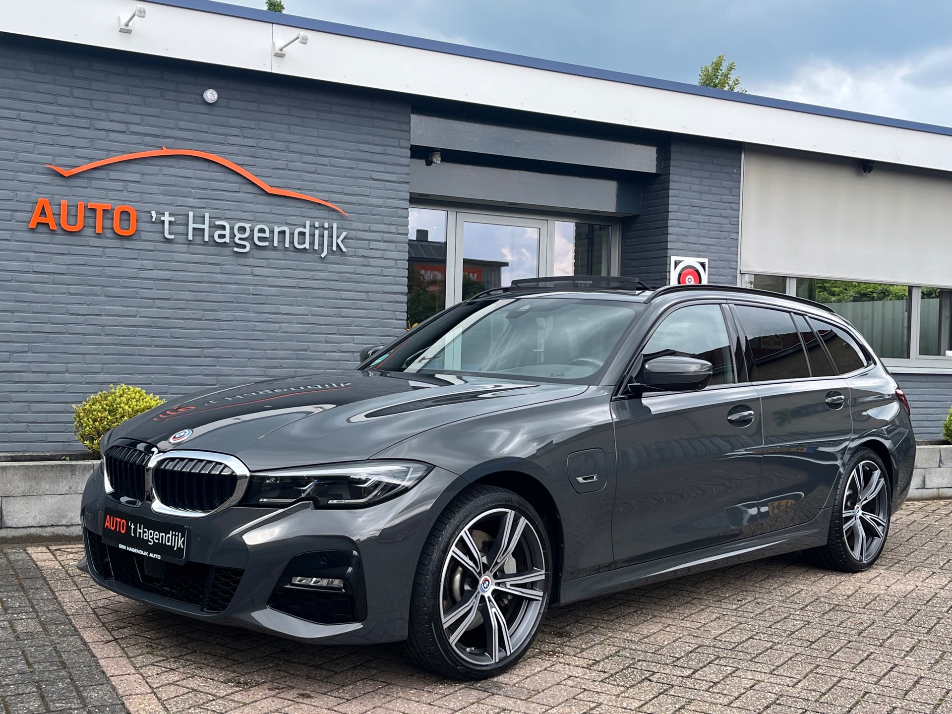 BMW 3-serie Touring 330e xDrive M-sport pano trekh laser 19"
