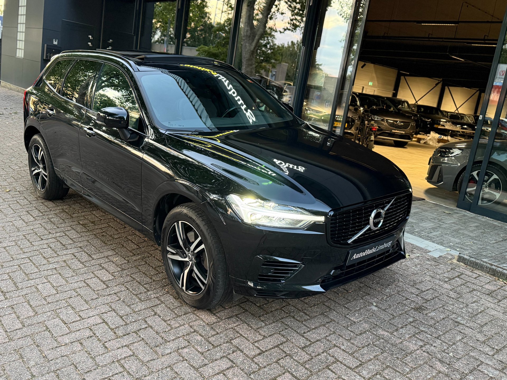 Volvo XC60 2.0 Recharge T6 AWD R-Design|Pano|Camera|CarPlay|Zwart-Zwart