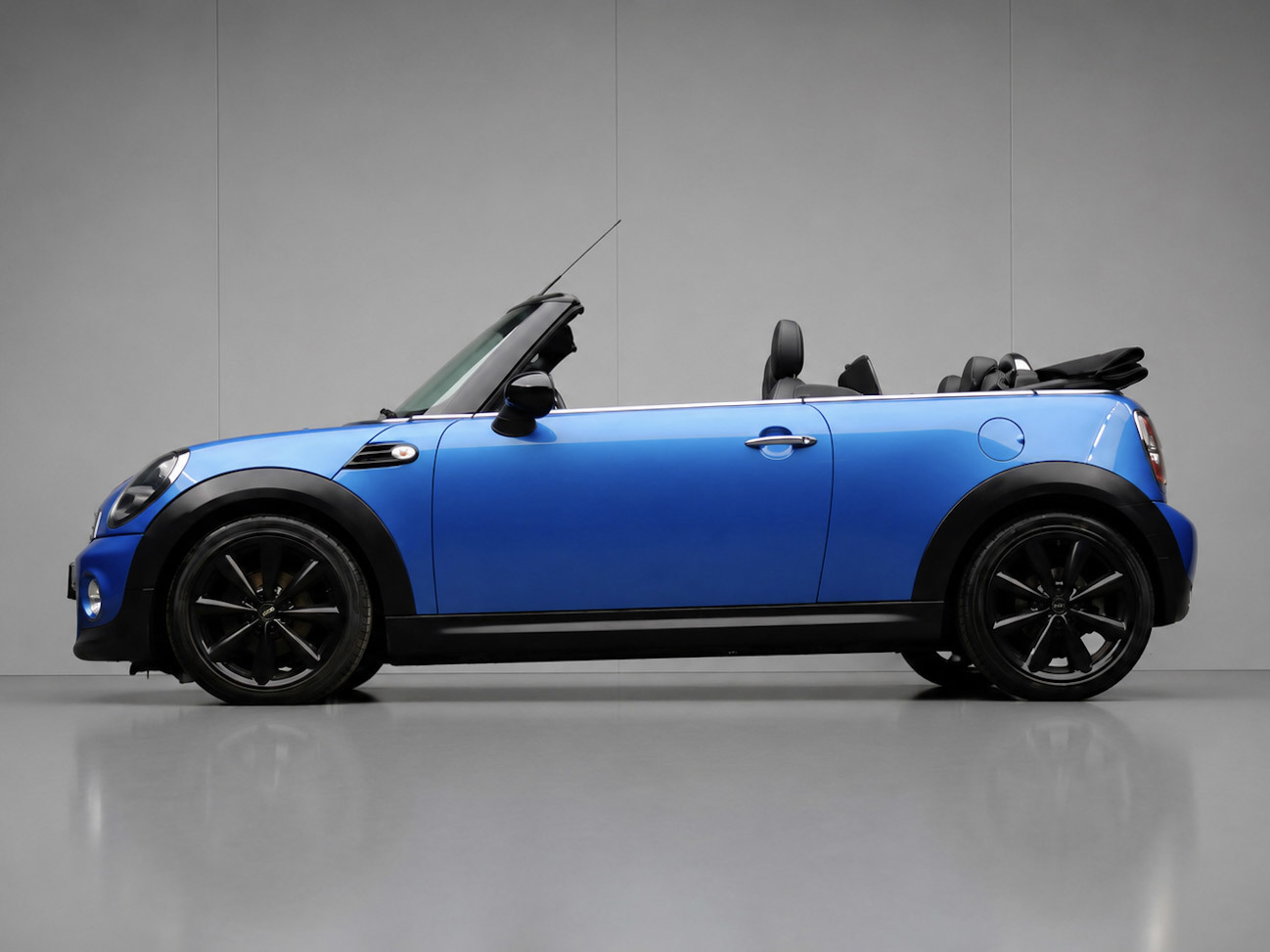Mini Cabrio 1.6 Cooper Chili (AIRCO,XENON,CRUISE,STOELVERWARMING,WIND SCHERM,ELECTRISCH PAKKET,WORSTEN WIELEN,SPORTSTOELEN,PDC)