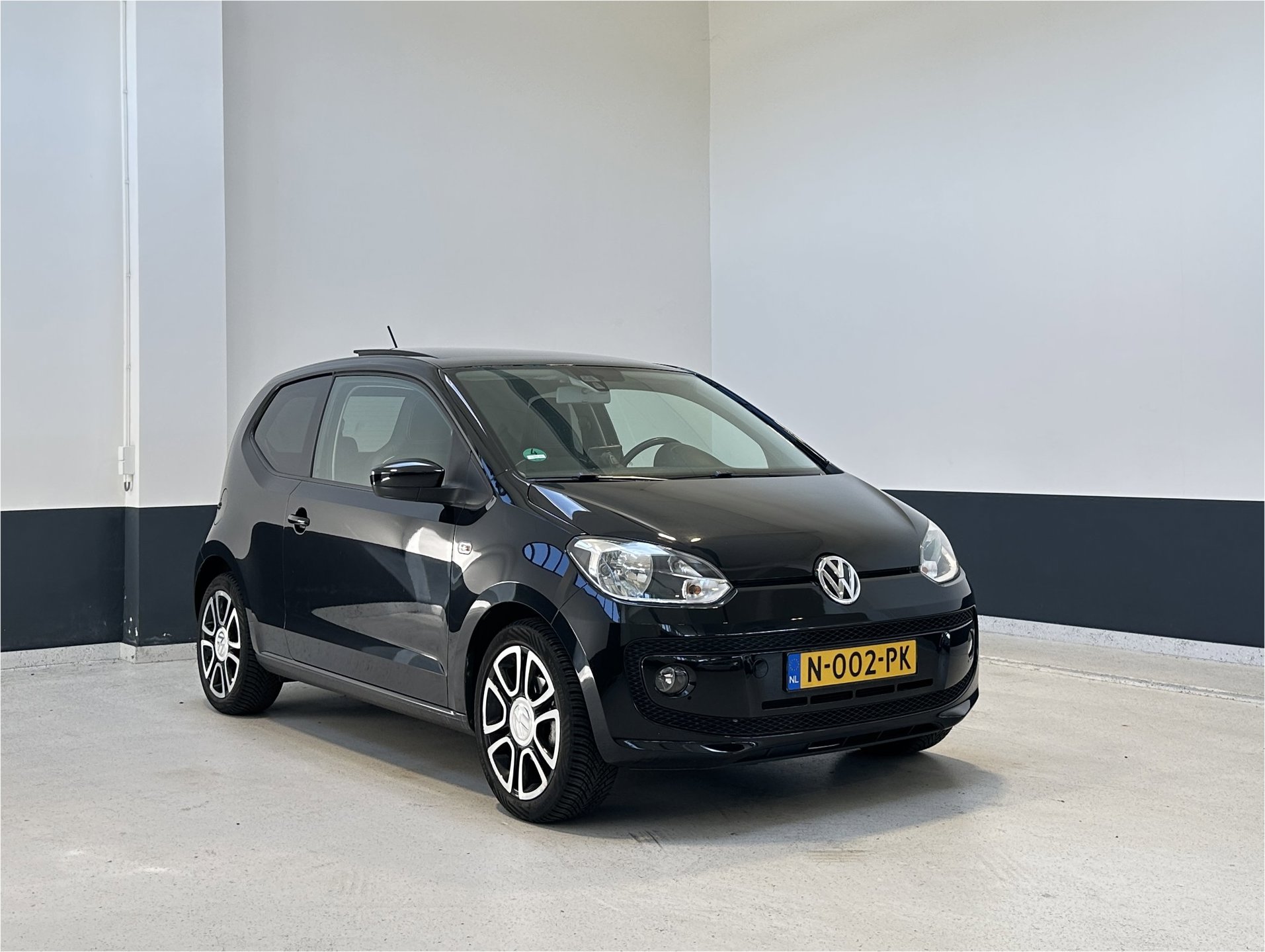 Volkswagen Up! 1.0 high up! Automaat | Navigatie | Panorama | Airco | Lederen bekleding |