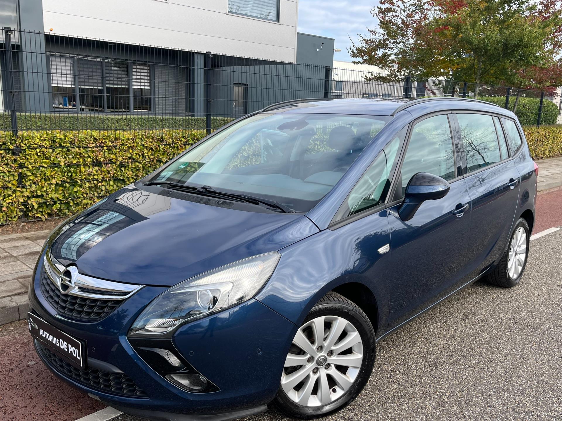 Opel Zafira Tourer 1.4 7p. Cruise/climate-controle stuur/stoel-verwarming fietsendrager pakeer-sensoren