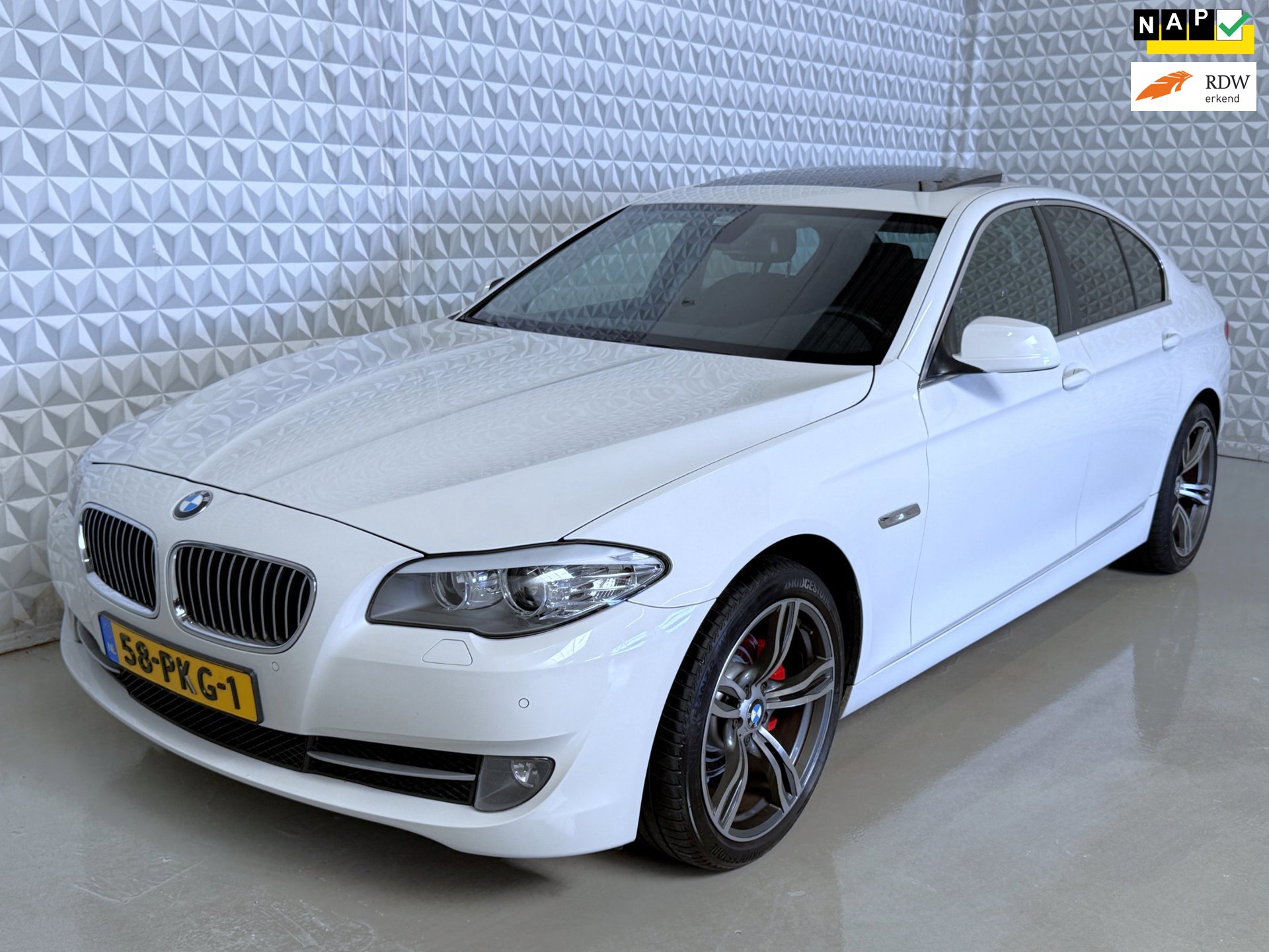 BMW 5-serie 523i Executive Automaat / MOOIE AUTO! (2011)