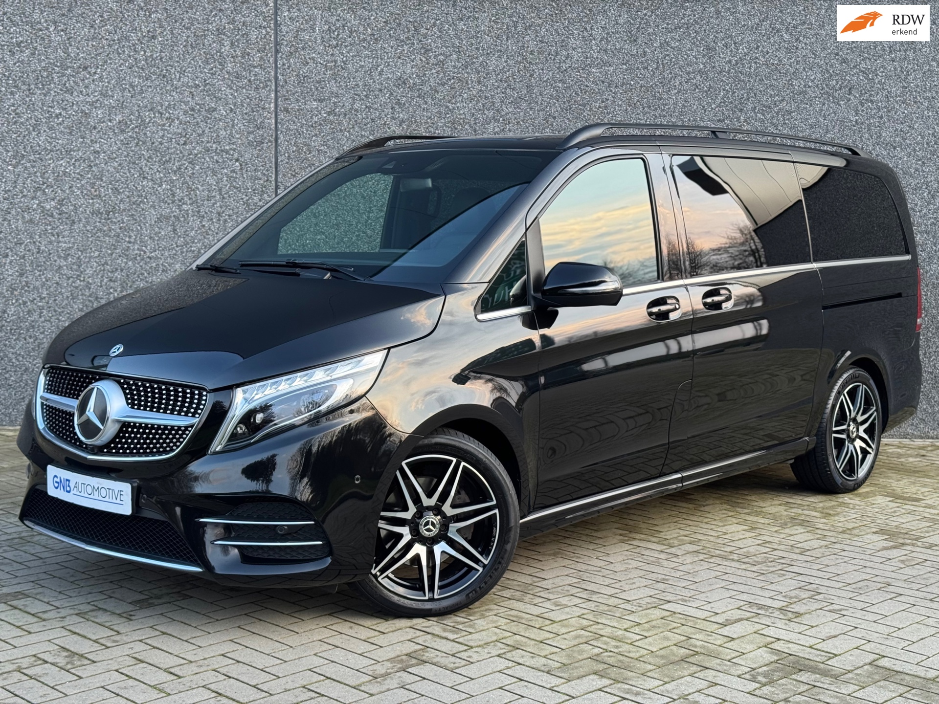 Mercedes-Benz V-klasse V300d AMG | Trekhaak | Carplay | Cruise control | Koelkast | Camera | Sfeerverlichting | DAB | Navi | v300
