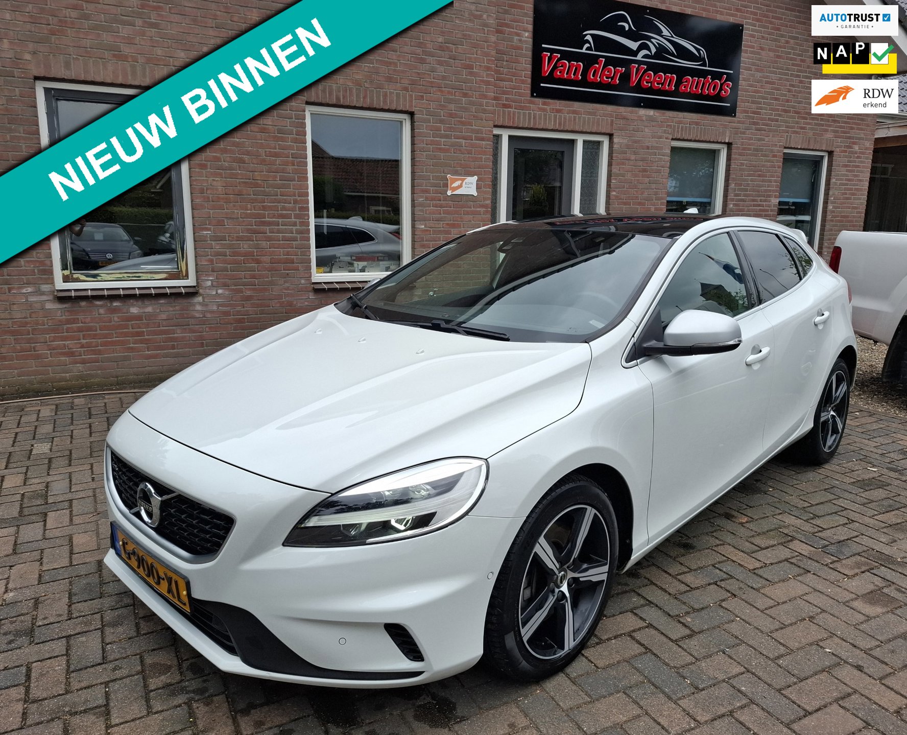 Volvo V40 1.5 T3 Polar+ Sport R-Design. Dealer onderhouden! O.a. pano, stoelverw, camera, trekhaak, cruise, navi, leder, etc.