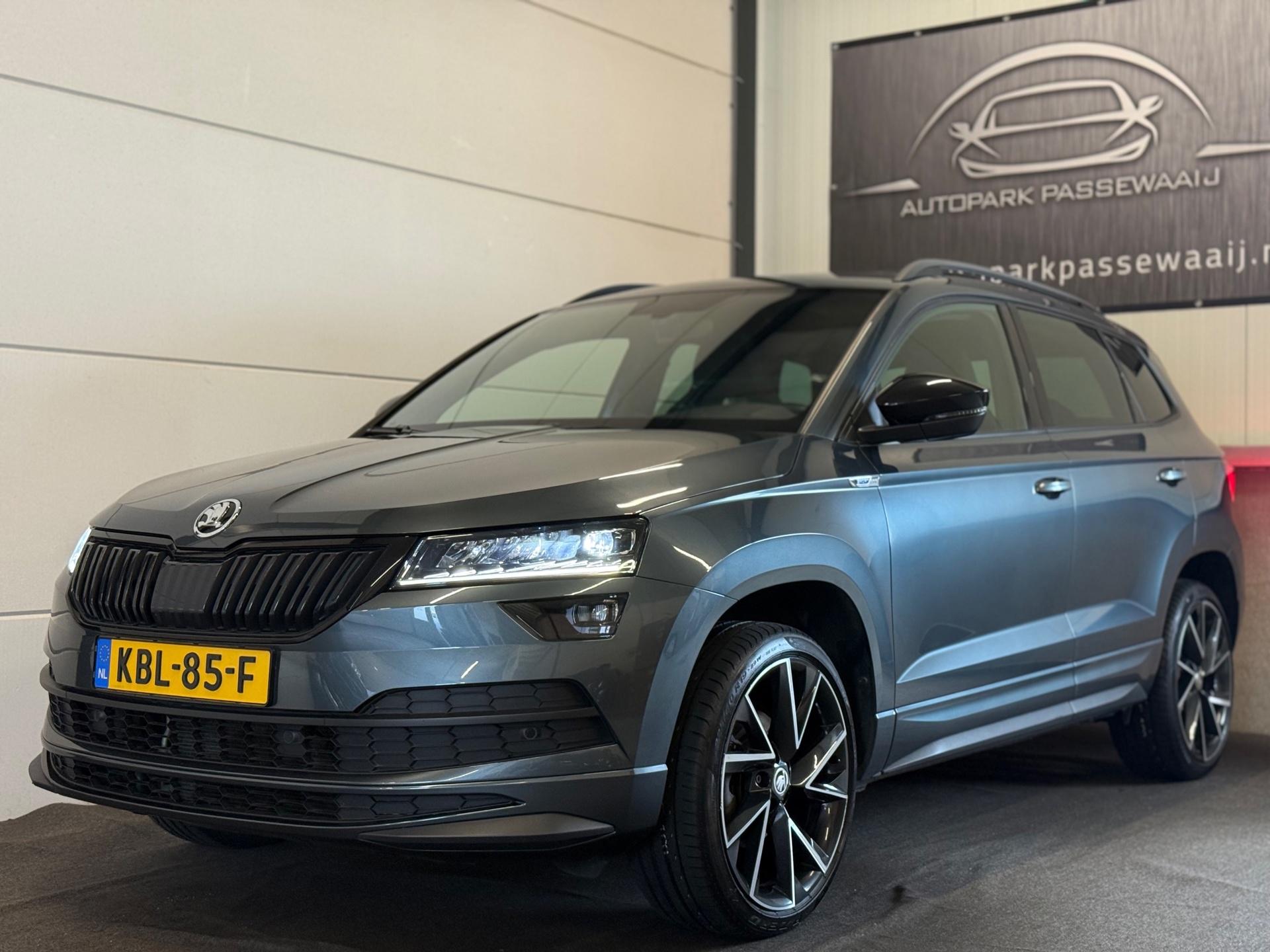 Skoda Karoq 1.5 TSI ACT Sportline Business Pano, ACC, Apple Carplay, Stoelverwarming, LED, Keyless, Achteruitrijcamera, Airco