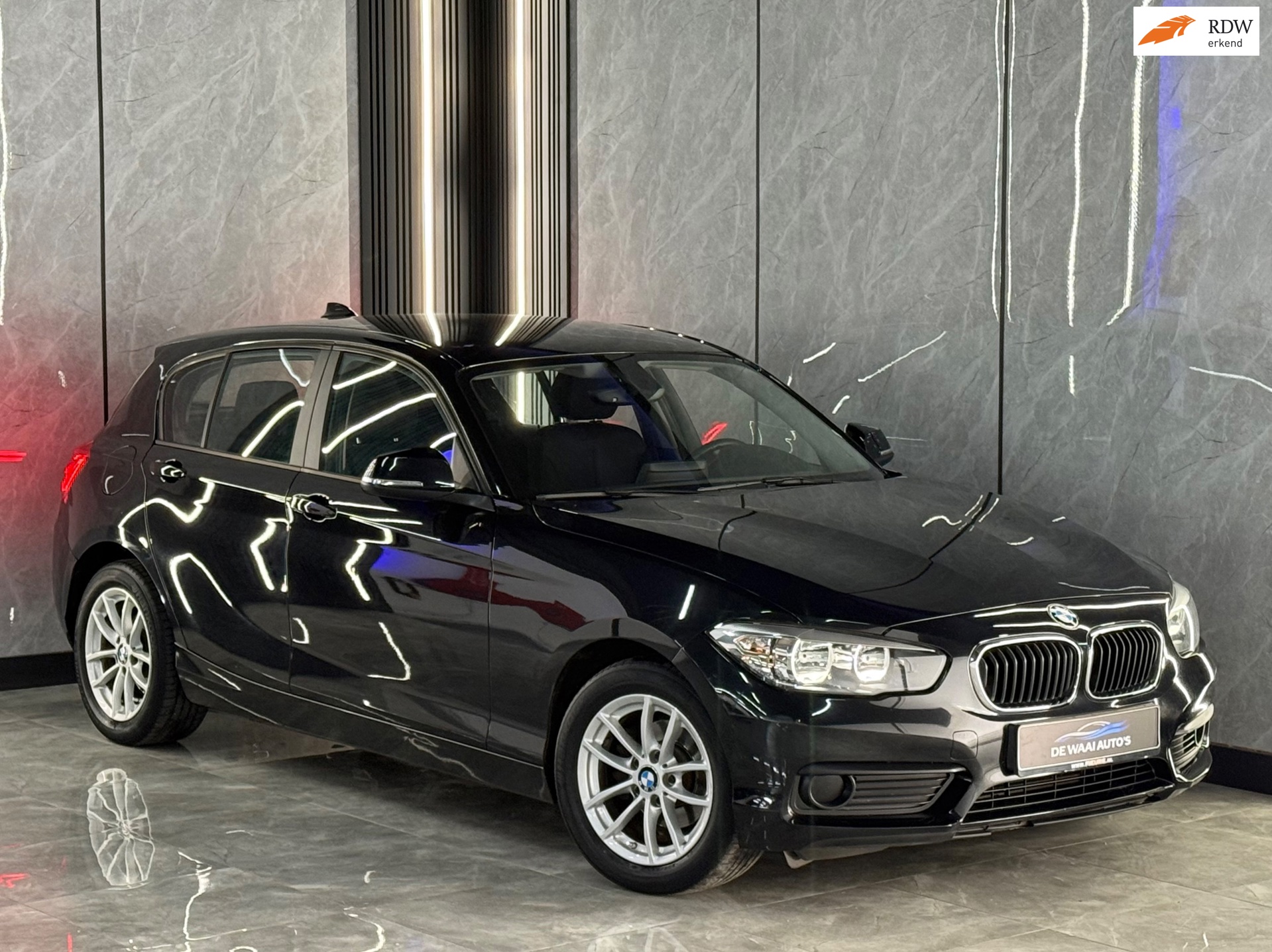 BMW 1-serie 116d Sport Automaat | Stoelverwarming | LED | Park Sensoren | Velgen | Boekjes