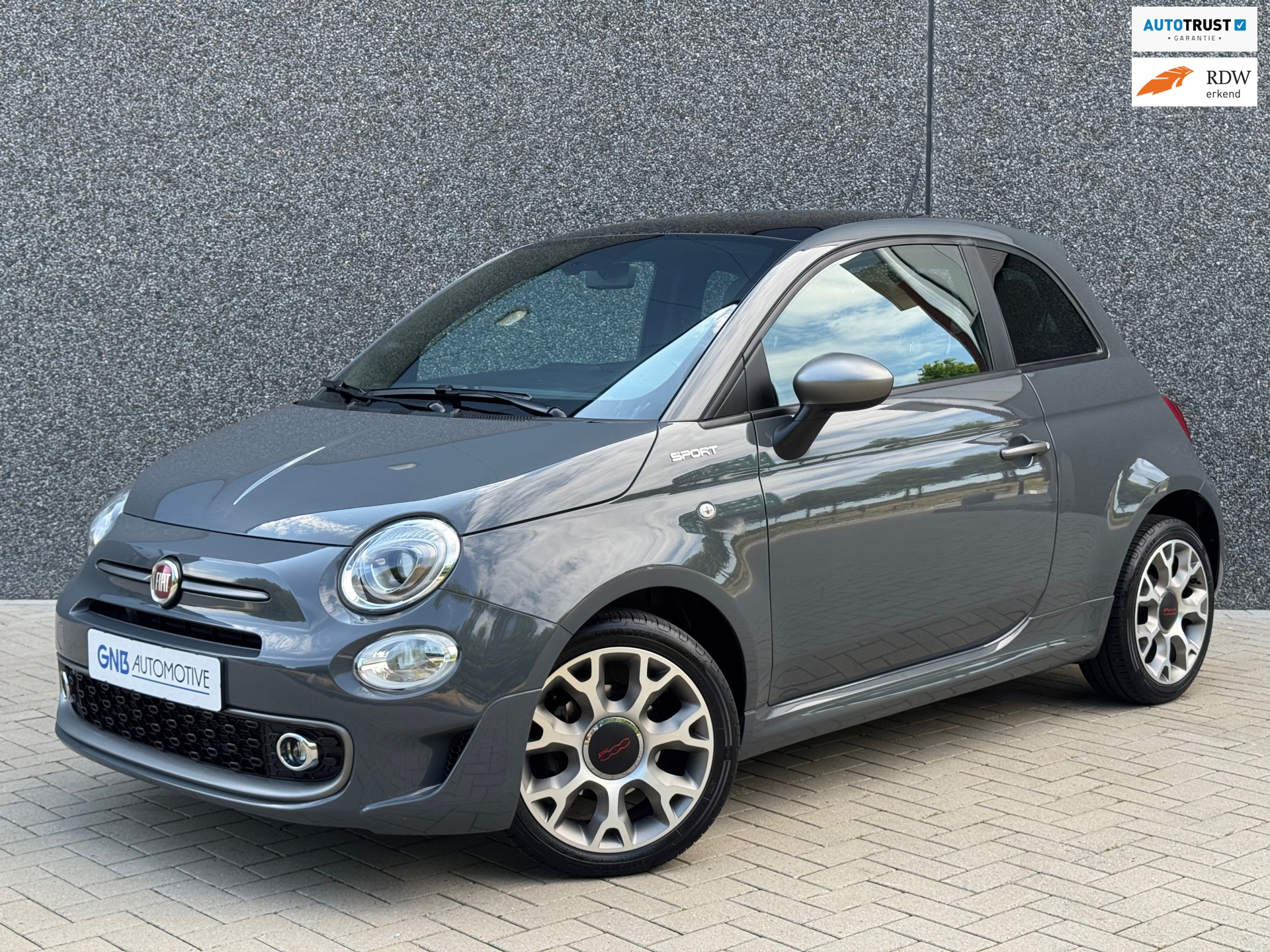 Fiat 500 1.0 Hybrid Sport | Pano | Cruise control | Carplay | Parkeer sensor | Climate control | NAVI | DAB | Zwarte hemel |