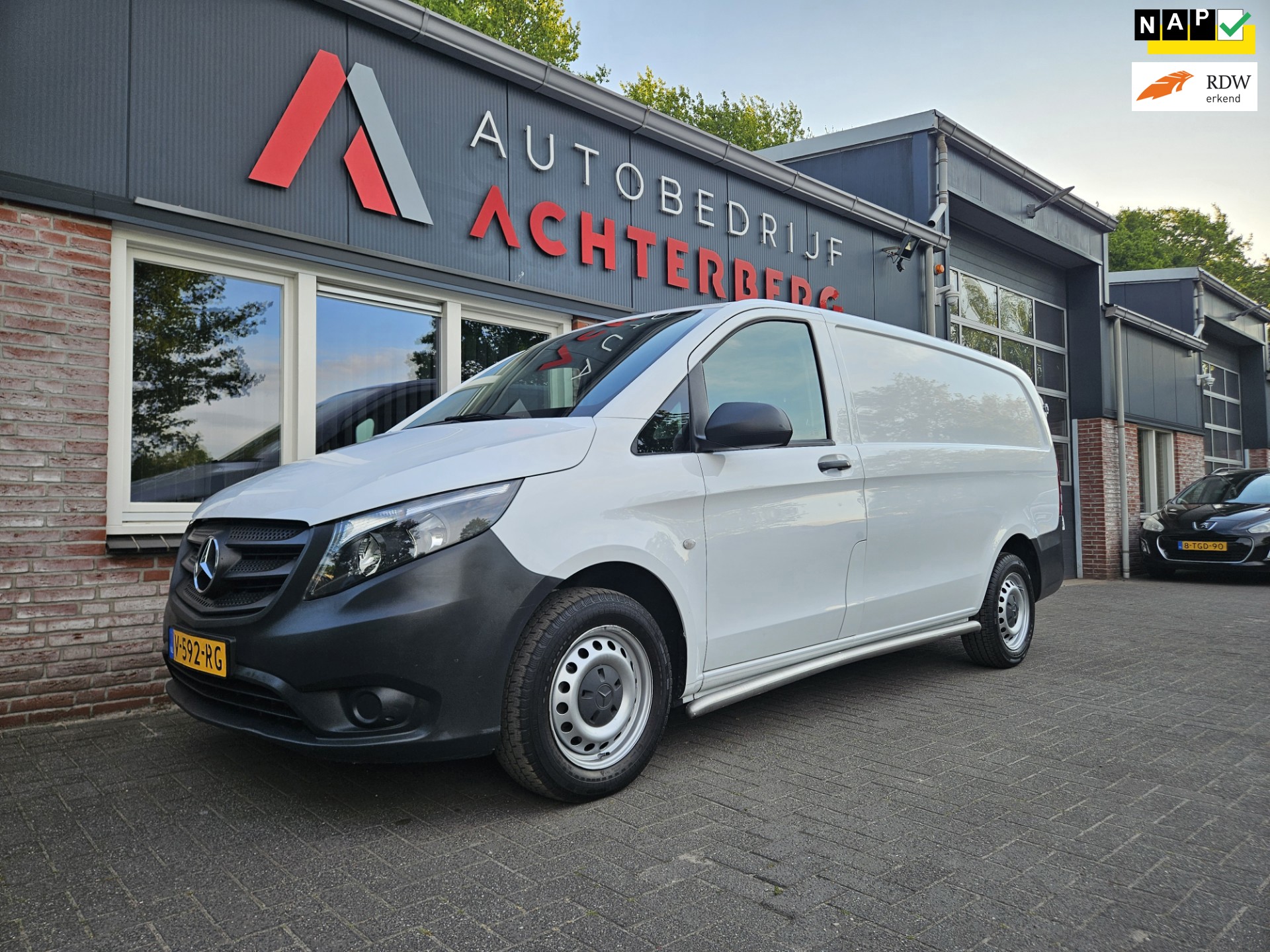 Mercedes-Benz Vito 109 CDI Functional Lang Trekhaak! Airco! NAP! Navigatie! Achterdeuren! 3-Zitplaatsen!