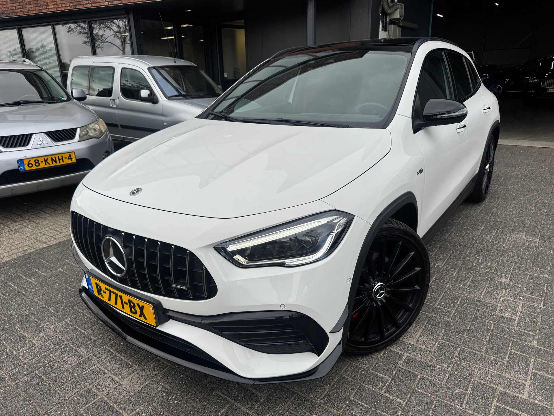 Mercedes-Benz GLA-klasse AMG 35 4MATIC PANO BURMESTER MEMORY SFEER CARBON SUPER WAGEN