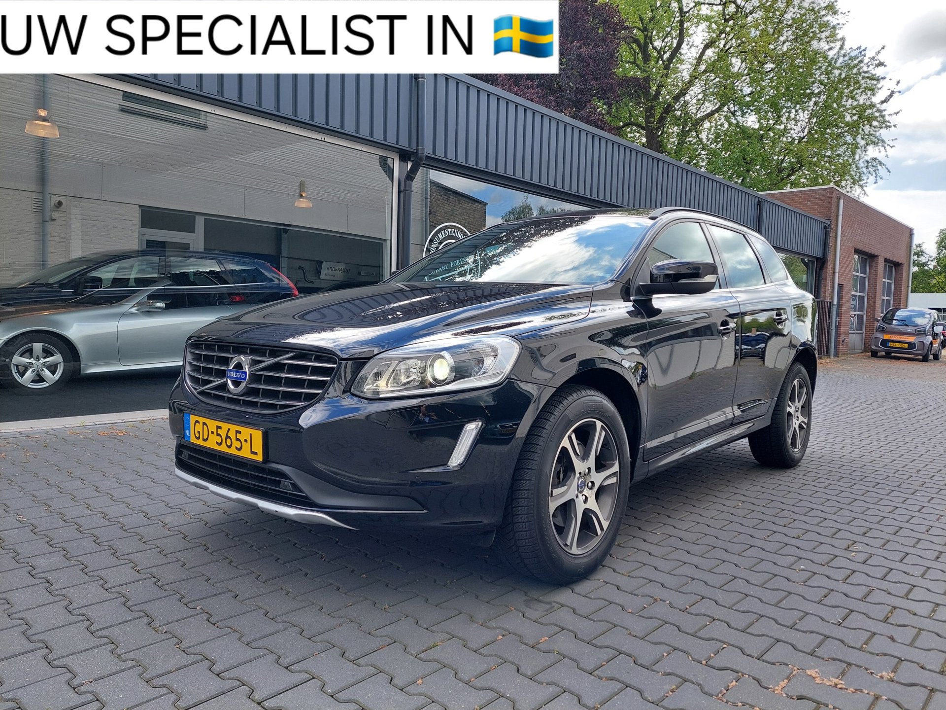 Volvo XC60 2.0T5 FWD Momentum Dealer onderhouden Xenon Telefoon Origineel NL Navi PDC Regensensor Trekhaak inklapbare Spiegel