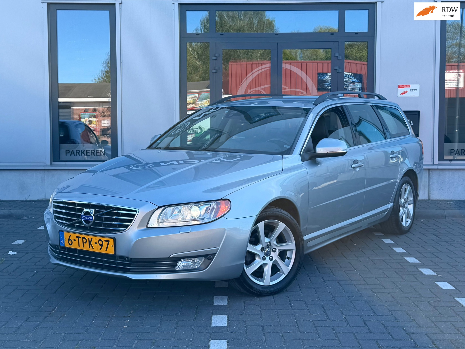 Volvo V70 1.6 T4 Nordic+|Leer|Trekhaak|xenon|Navi|PDC|NAP