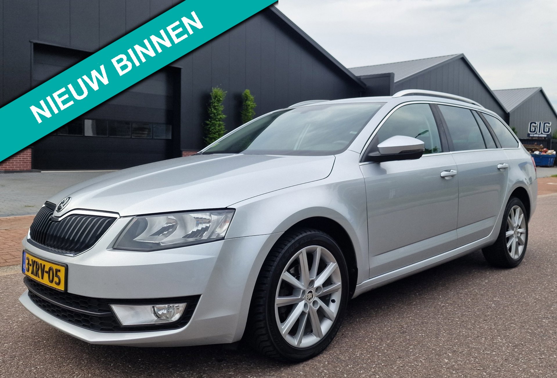Skoda Octavia Combi 1.6 TDI Ambition AUTOMAAT NAVI PSENSOR CRUISE TREKHAAK 2 X SLEUTELS