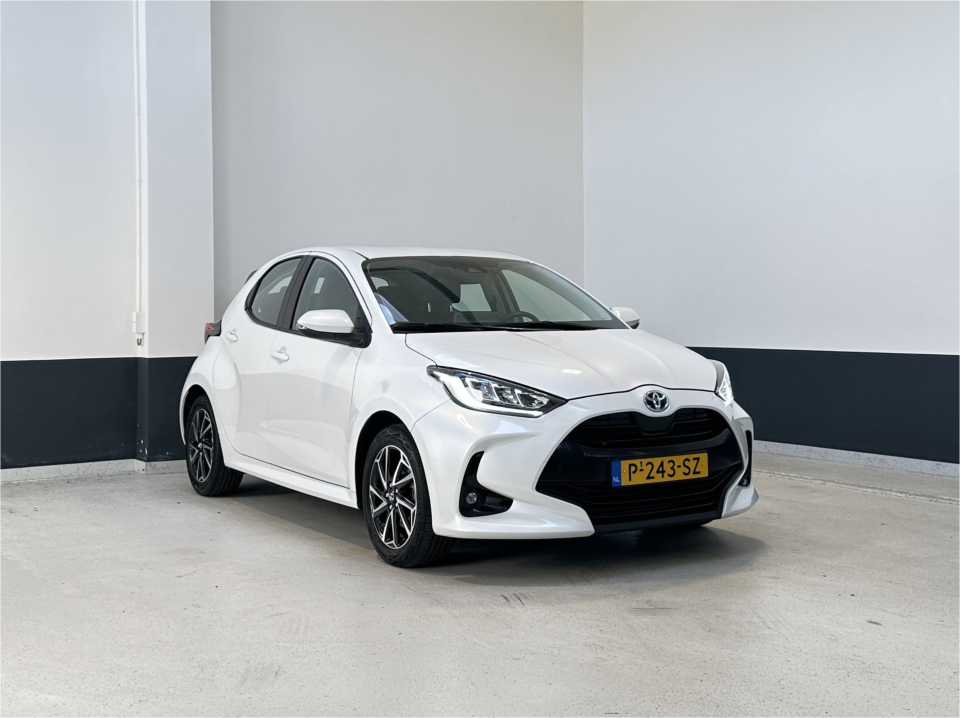Toyota Yaris 1.5 Hybrid Dynamic | Apple Carplay/ Android auto | Navigatie | Camera | NL | 1 Eig |