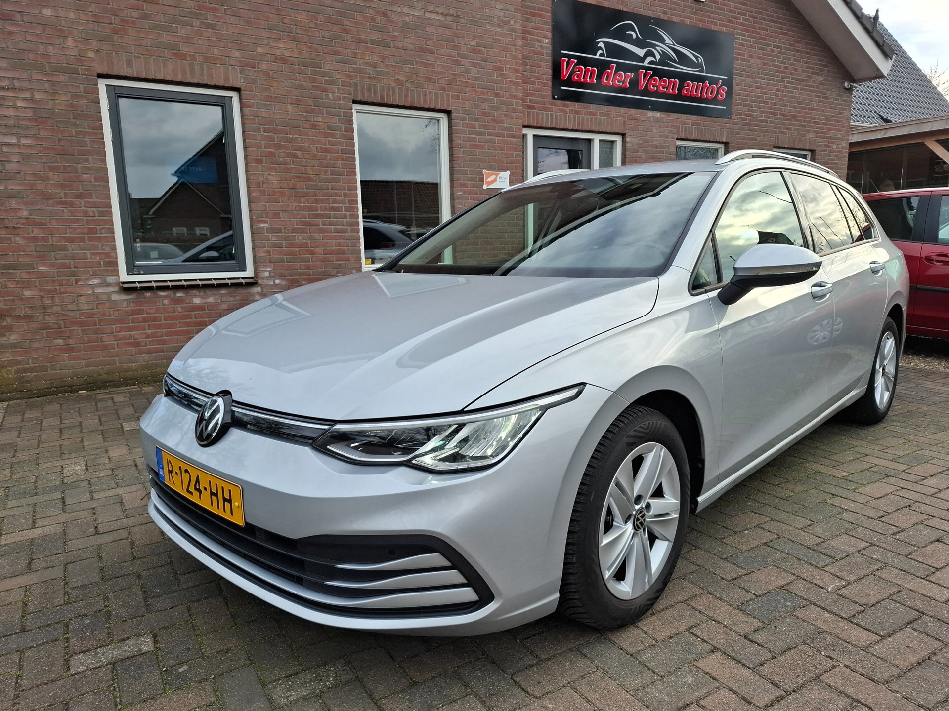 Volkswagen Golf Variant 1.0 TSI Life. Zeer netjes en luxe o.a. stoel- & stuurverw, camera, virtual dashboard, carplay, navi, etc.