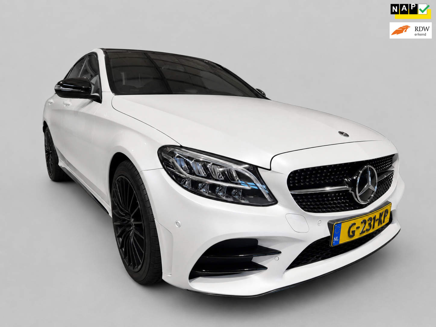 Mercedes-Benz C-klasse 180 - AMG Pakket - Panodak - Camera - Stoelverwarming - Afneembare trekhaak