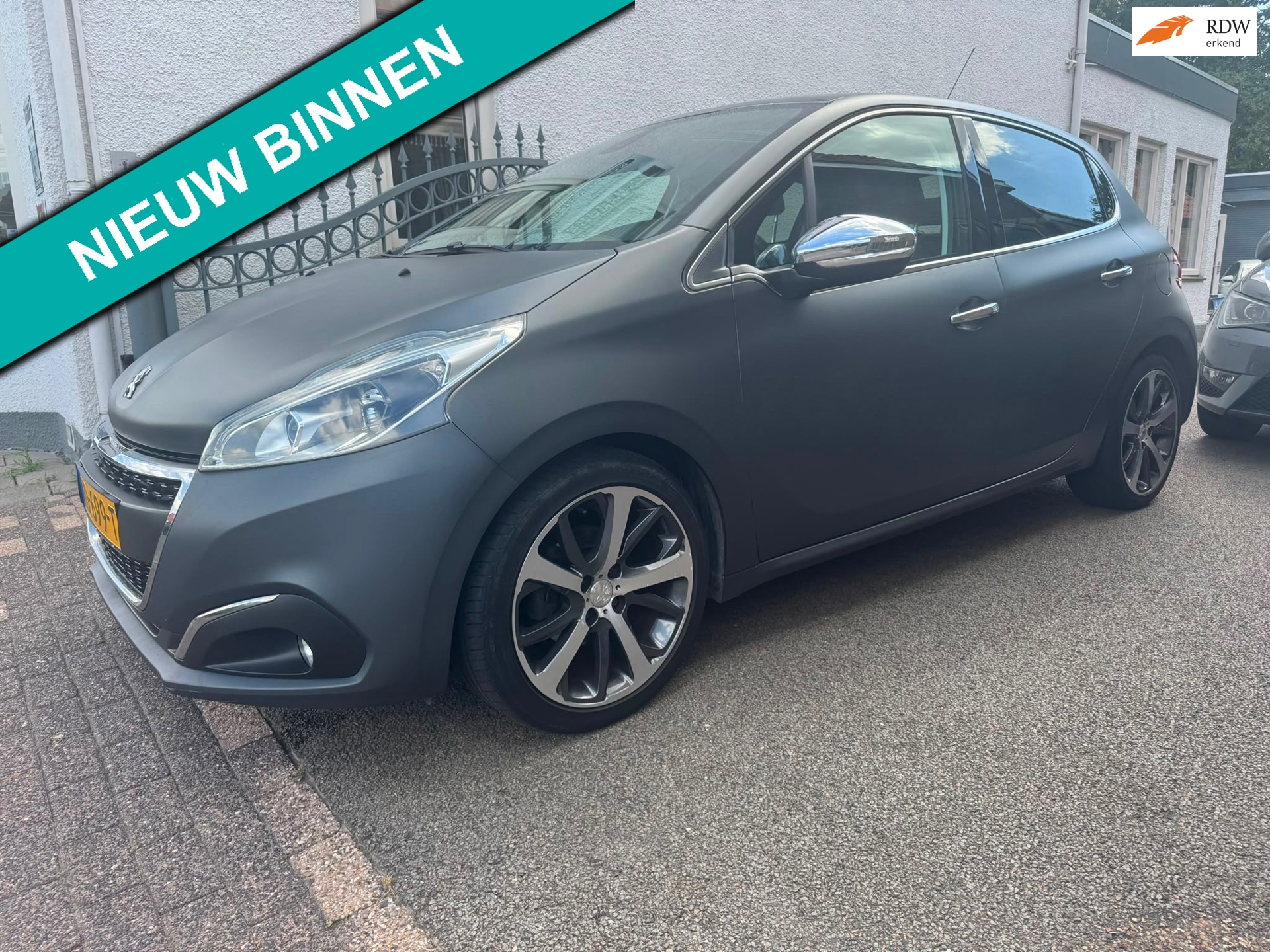 Peugeot 208 1.2 PureTech Première mat grijs pano climate cruis
