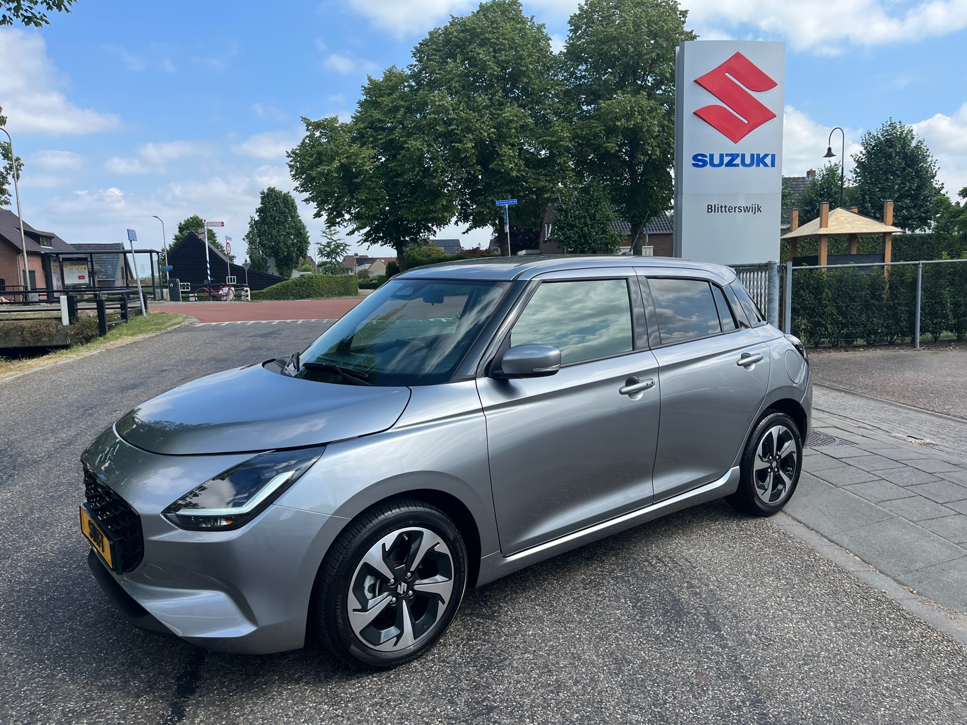 Suzuki Swift 1.2 Style Smart Hybrid AUTOMAAT // SLECHTS 3000 KM Full option 1e eigenaar dealer onderhouden Swift // Rijklaarprijs!