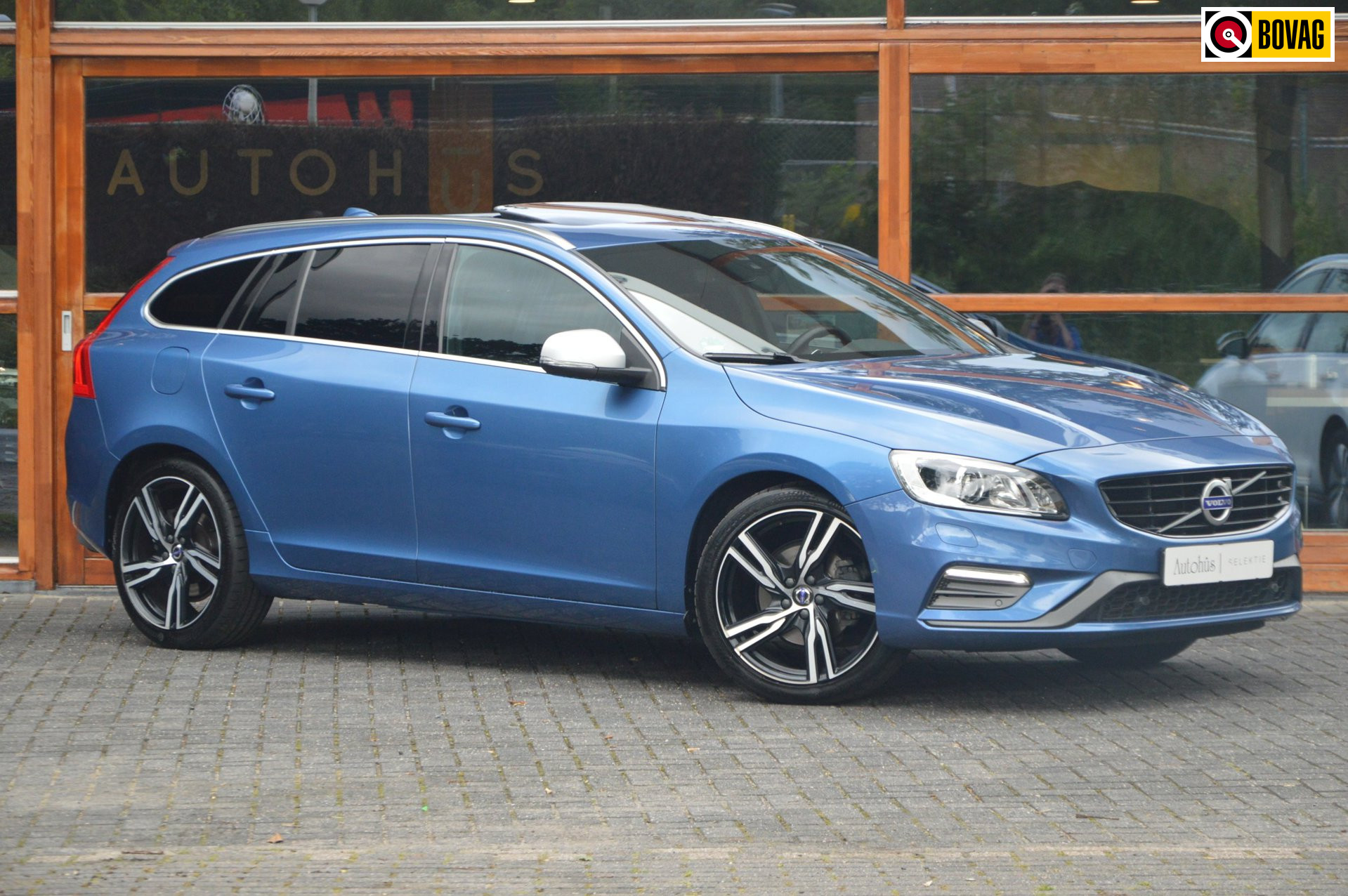 Volvo V60 T4 R-Design | Panoramadak | Dealer Onderhouden | Camera | Stoelverwarming | Standkachel |
