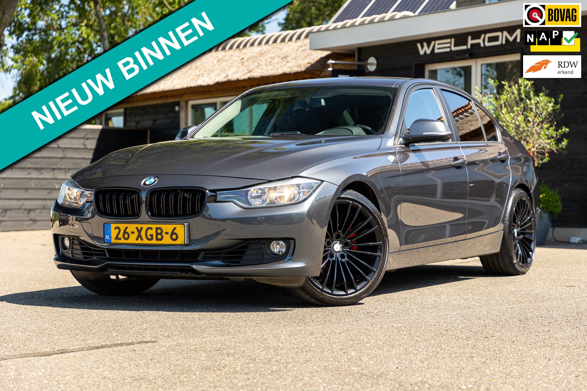 BMW 3-serie 320i Executive Automaat I 19 Inch I Cruise I Airco I Parkeersensoren I Bluetooth I Navigatie I NL Auto I NAP
