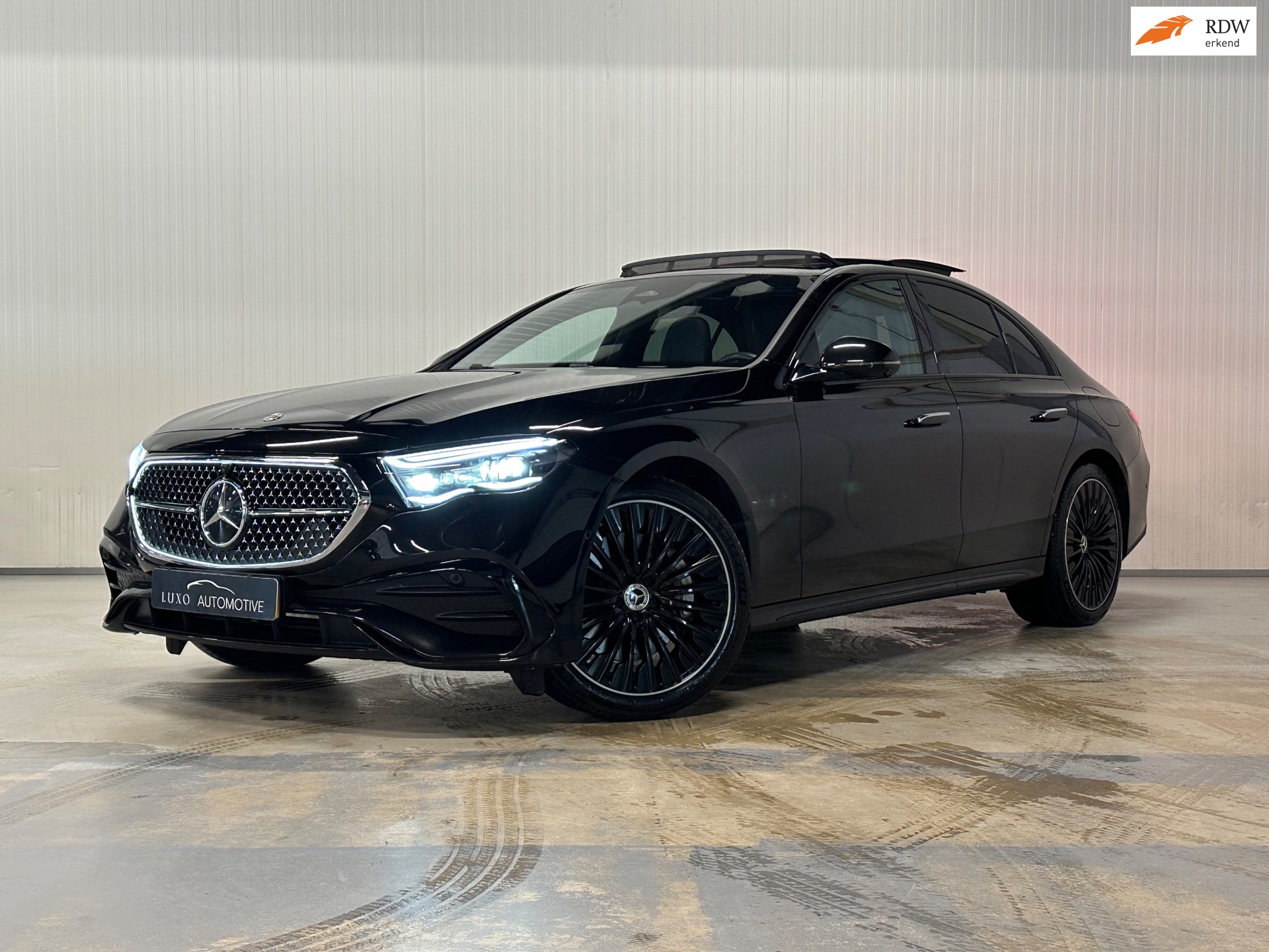 Mercedes-Benz E-klasse 300 e AMG Line | PANO | 360 CAMERA | BURMESTER | AMBIENCE