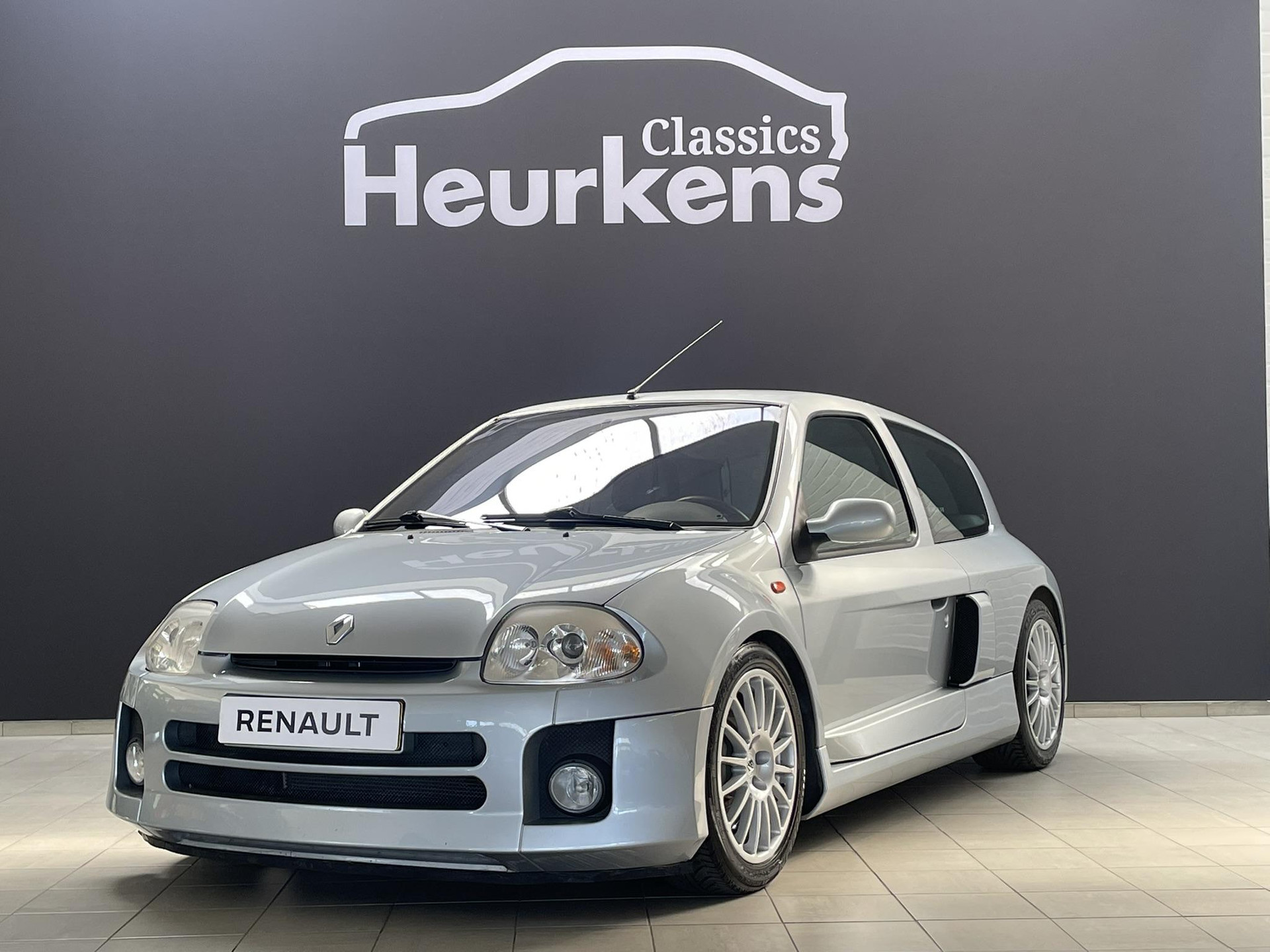 Renault Clio 3.0-24V V6 RS