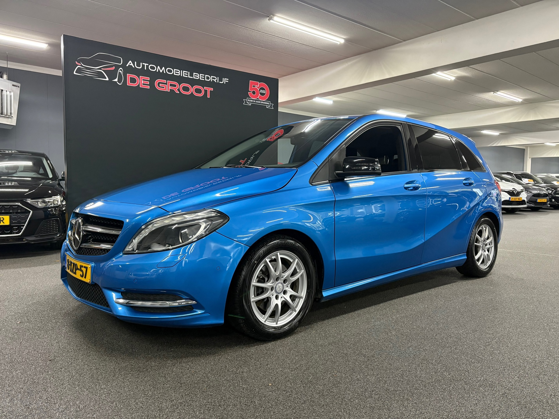 Mercedes-Benz B-klasse 180 Ambition/ Nederlandse auto/ Trekhaak/ Parkeersensoren voor en achter/ Set winterbanden