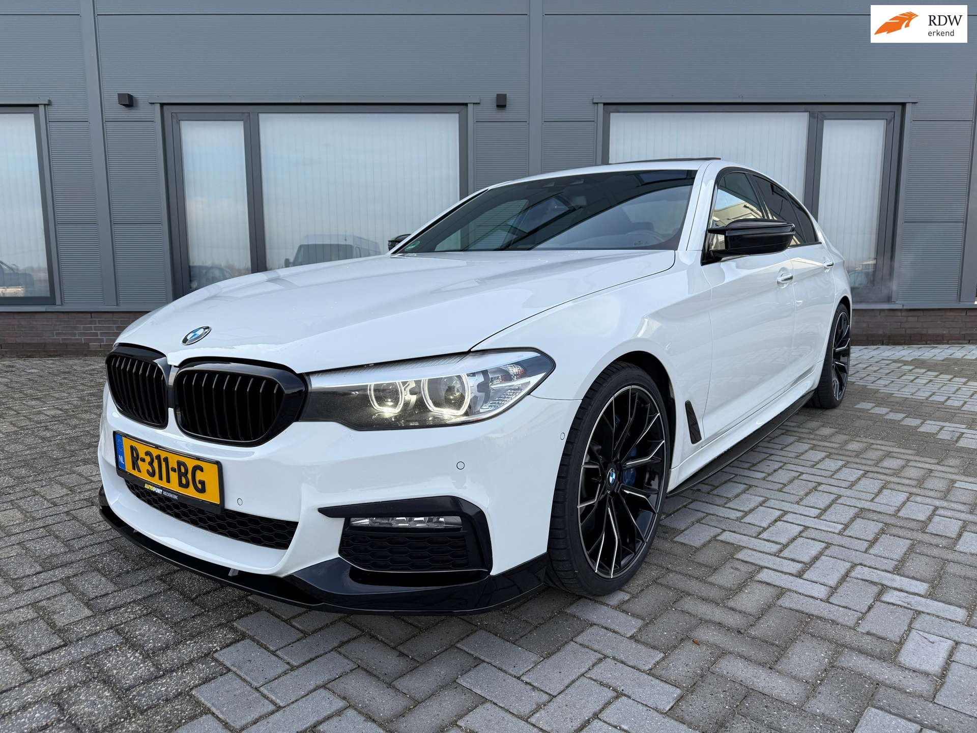 BMW 5-serie 540i High Executive // 500 PK // M-Pakket // Schuif.k dak //