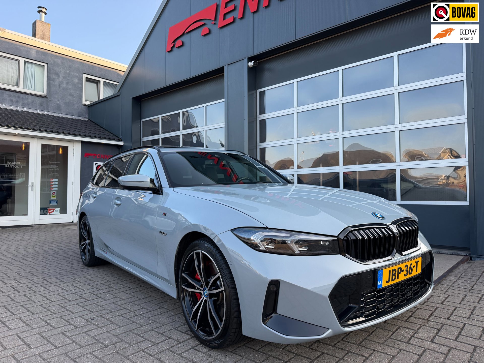 BMW 3-serie Touring 320e M-Sport Performance / Pano / Hud / 360 Cam / H&K / Full Black .