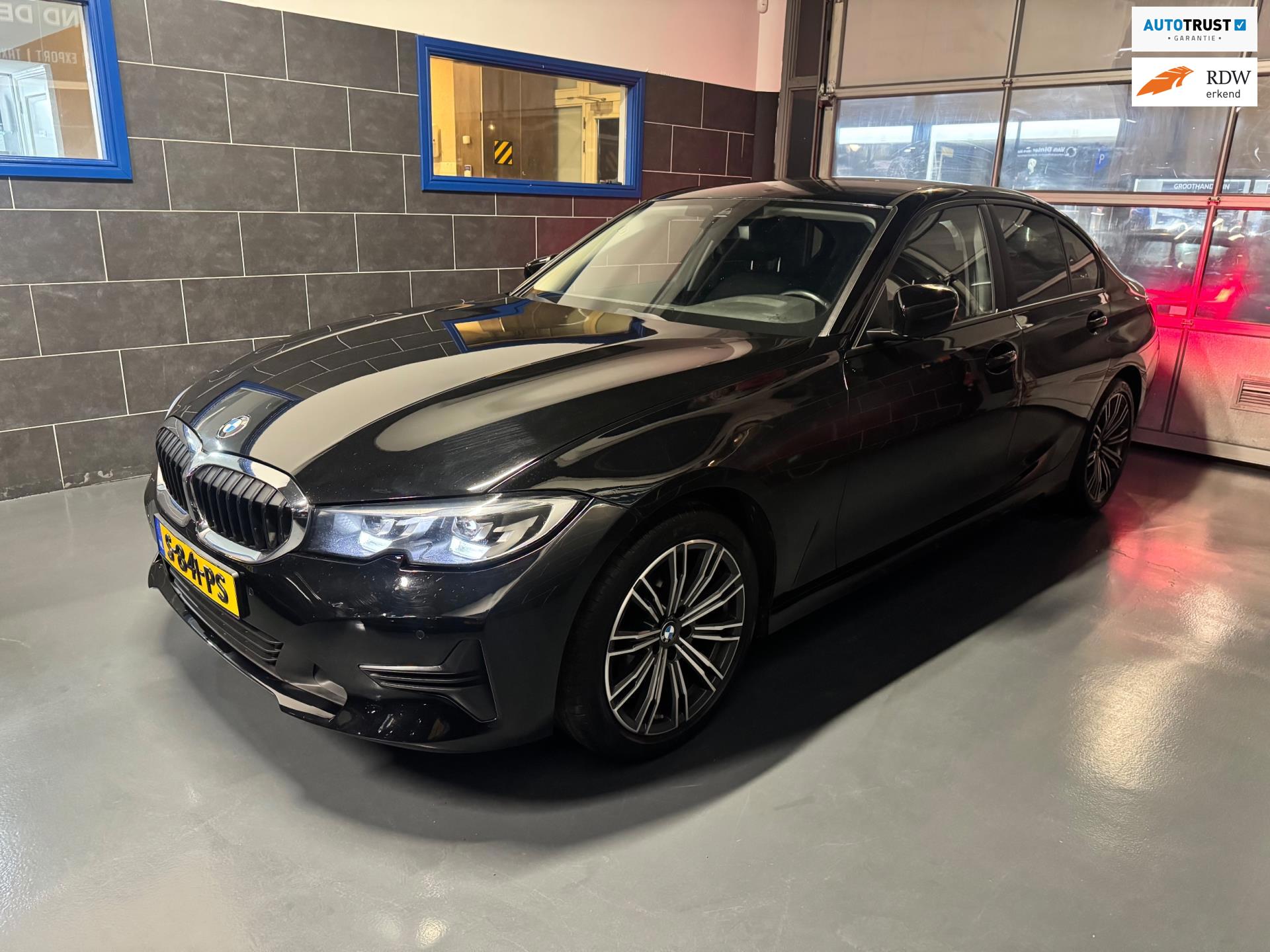 BMW 3-serie 318i High Sport - Navigatie - Parkeersensoren - Adaptieve Cruise Control - Elektr. Ramen