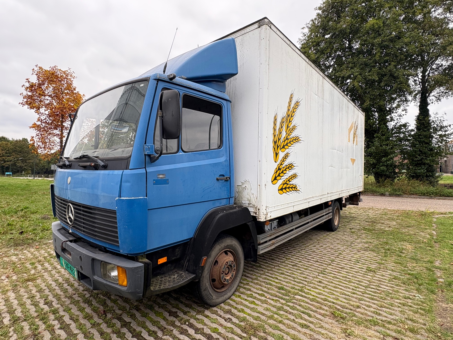 Mercedes-Benz 811 Bakwagen / 6 meter bak