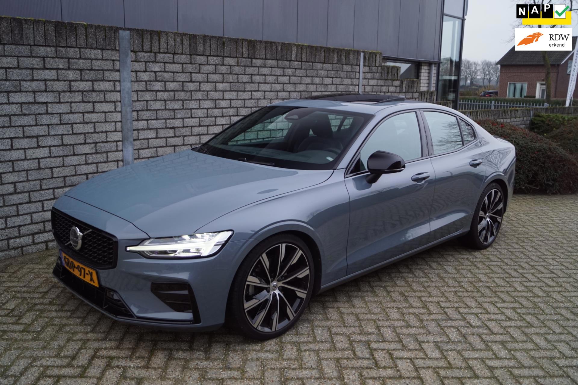 Volvo S60 2.0 B4 Plus Dark Autom Panodak Luxe Leder Sportst Stoel/Stuur A Bankverw Navi Camera Adaptieve Cruise 2xPDC LMV 20 ENZ.