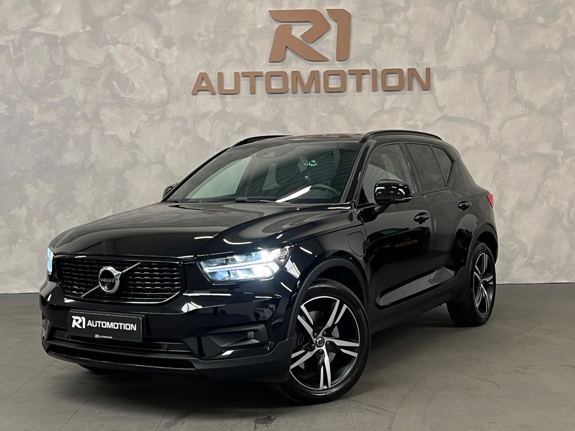 Volvo XC40 1.5 T5 Recharge R-Design Volvo garantie|KEYLESS|360°CAM|DODEHOEK|H/K|ACC|ELETR. STOELEN|ACHTERKLEP ELEKTR|DEALER ONDERH