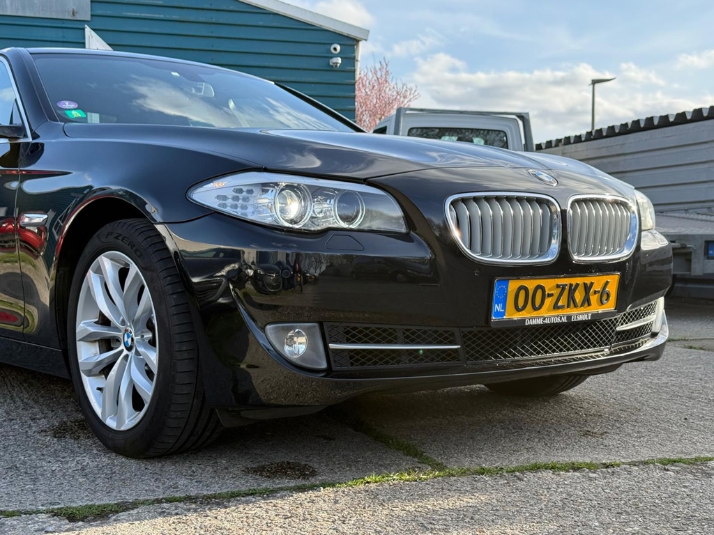 BMW 5-serie 520i High EXE Aut8 | NAP | APK 03-27 | Nw. ketting