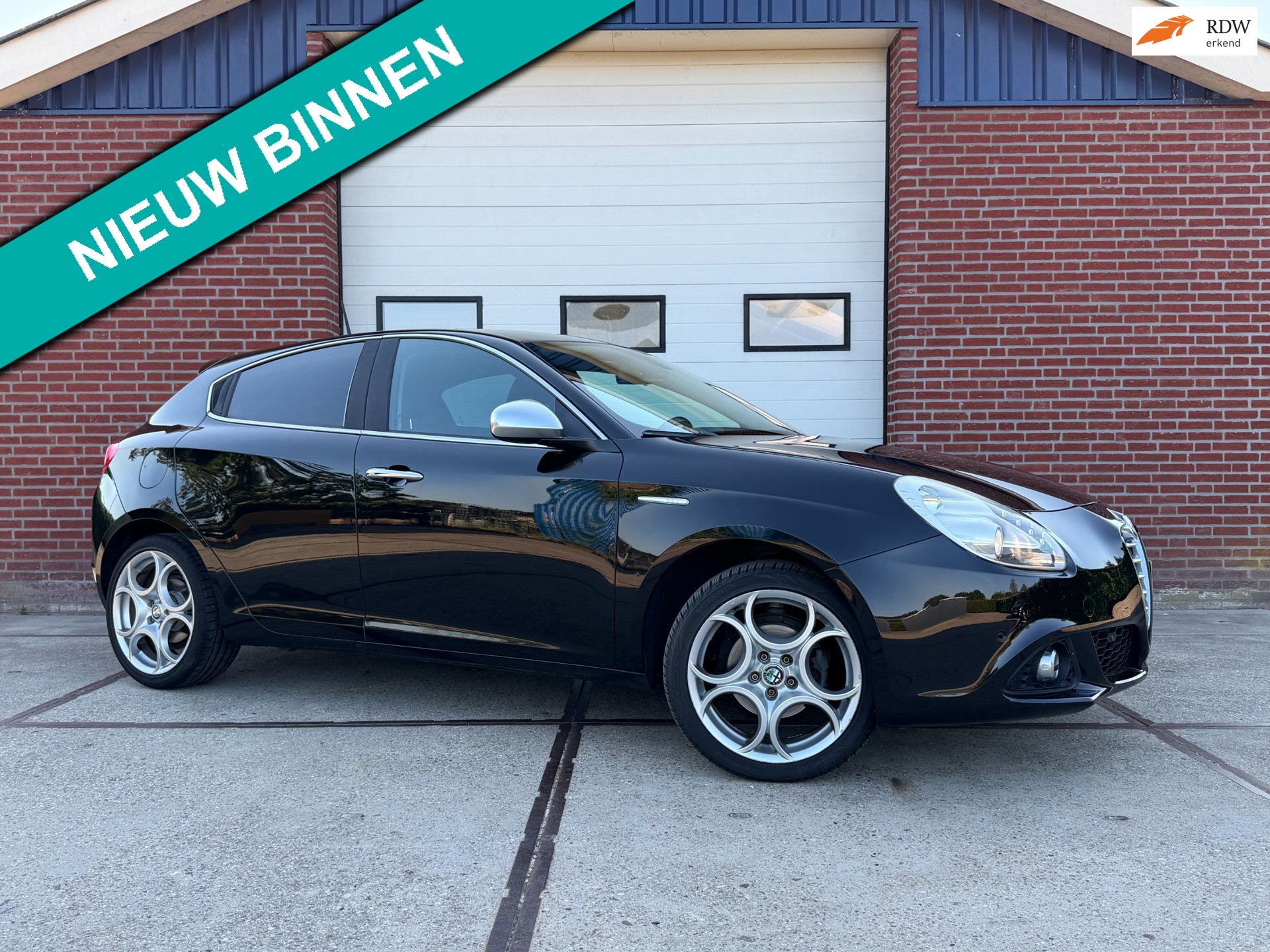 Alfa Romeo Giulietta 1.4 T Distinctive Cruise control Climate control Multimedia Trekhaak PDC V+A