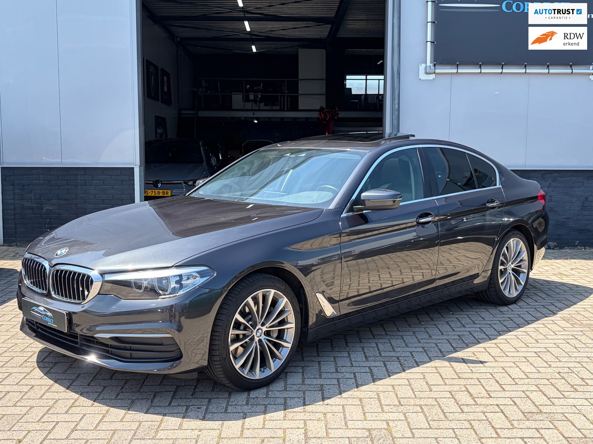 BMW 5-serie 530i xDrive High Executive|Schuifdak|Memory|Trekhaak|