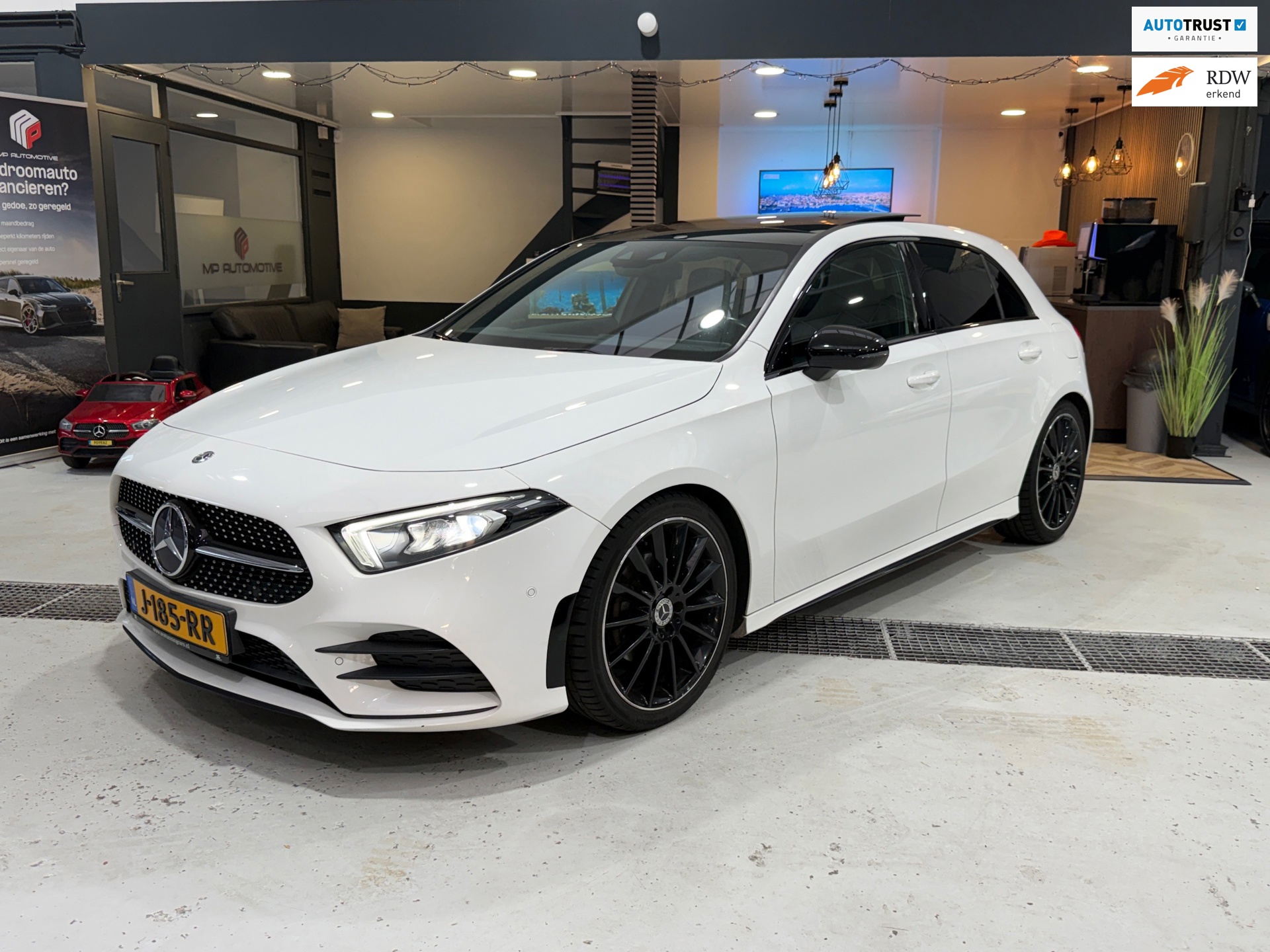 Mercedes-Benz A-klasse 200 Premium Plus AMG|PANO|Sfeer|CAM|Distronic+|Multibeam