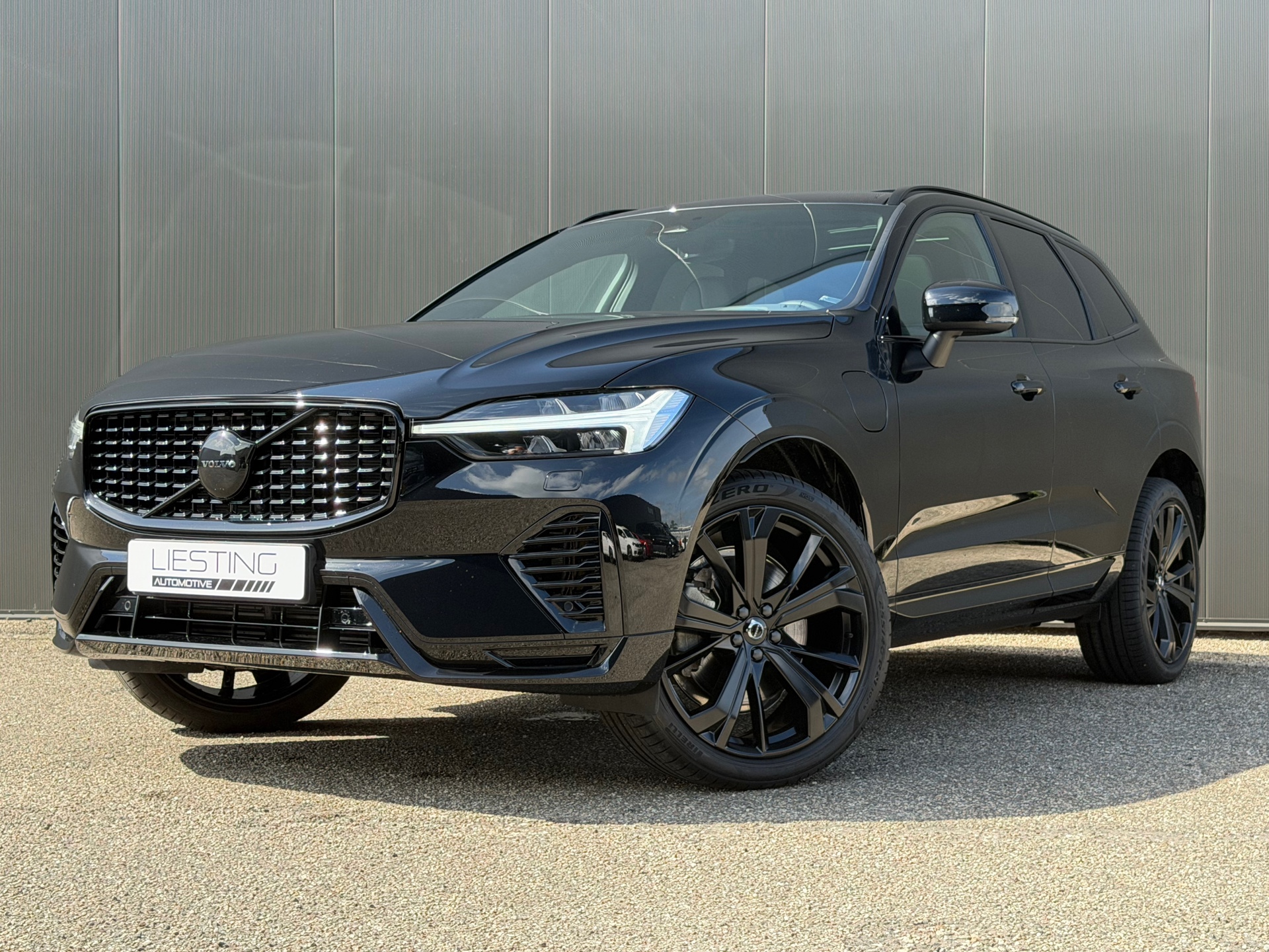 Volvo XC60 2.0 T8 Plug-in AWD Ultra Black Edition Luchtvering