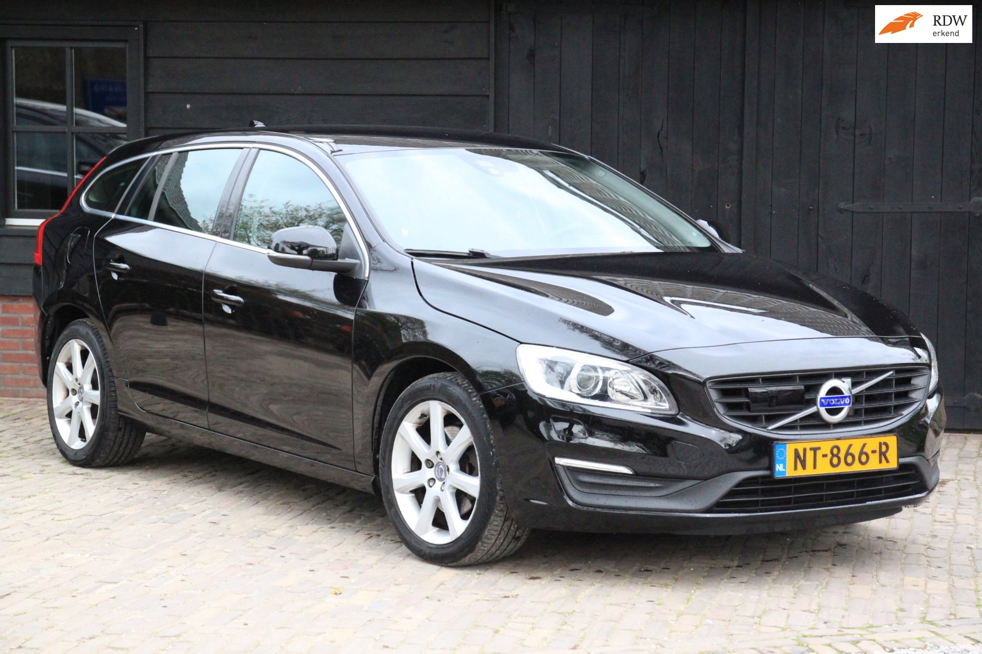 Volvo V60 1.5 T2 Nordic+ Xenon/parkeersensor/Navigatie/stoelverwarming/Apk 04-2027