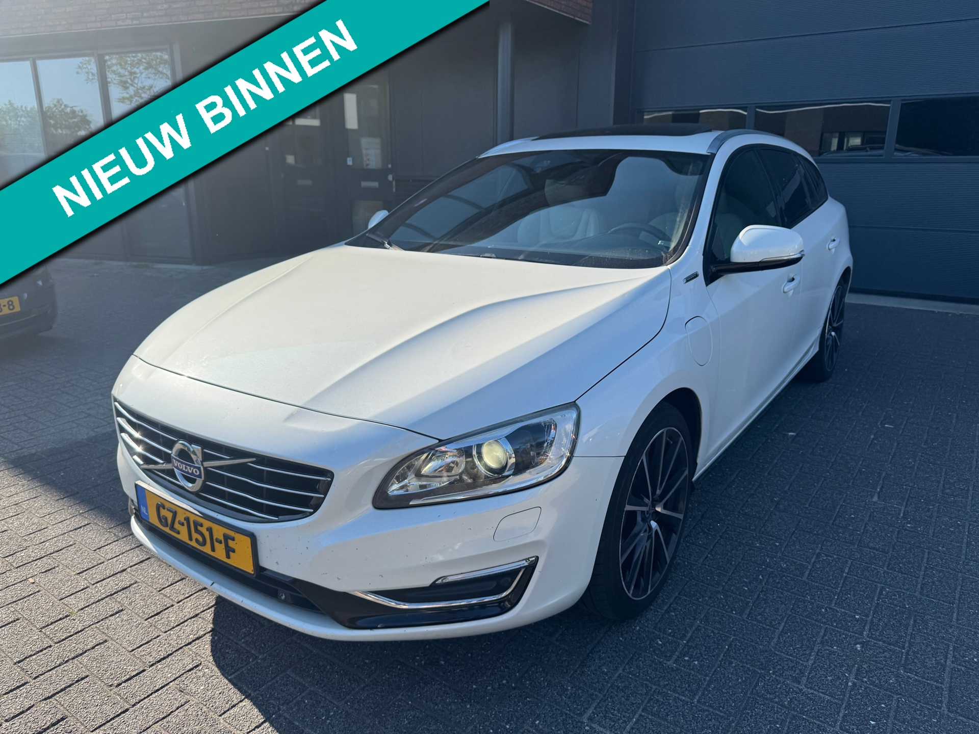 Volvo V60 2.4 D5 Twin Engine Special XENON LEDER DAK TREKHAAK SUPER ONDERHOUDEN