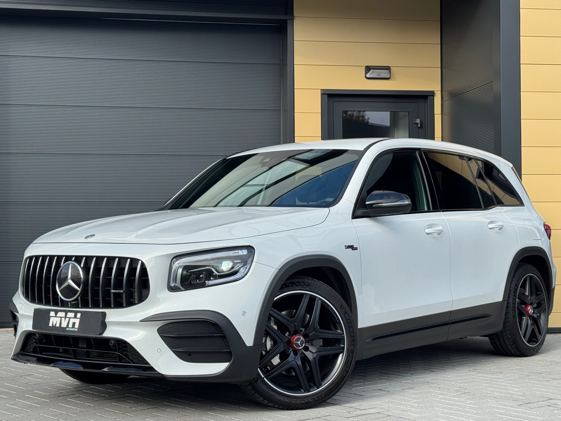 Mercedes-Benz GLB AMG 35 4MATIC Premium Plus - Night Edition - Burmester - Ambient - Memory - 20 Inch - LED