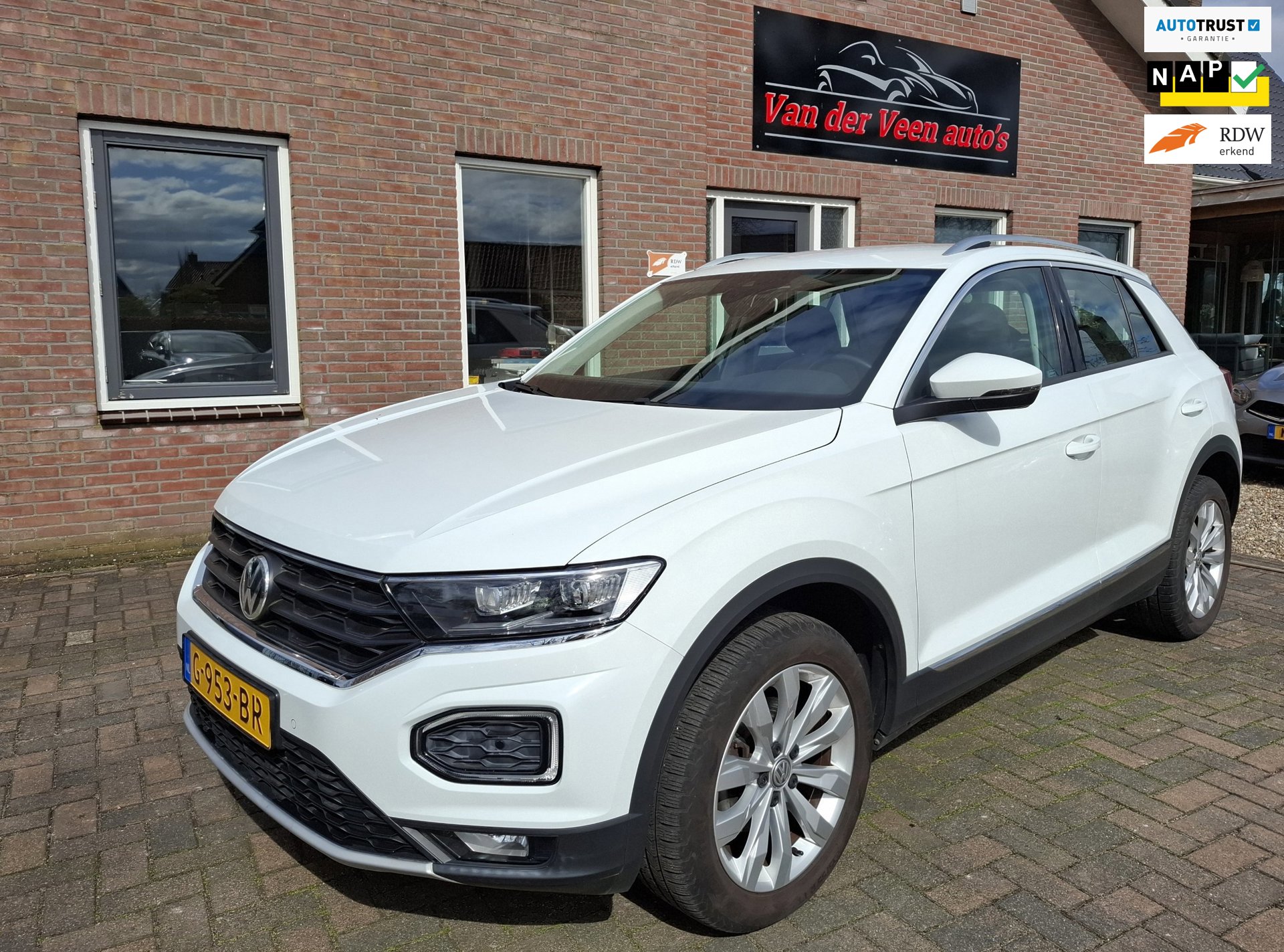 Volkswagen T-Roc 1.5 TSI Sport. volledig leder, dealer onderhouden, stoelverw., navi, carplay, adap.cruise, etc, incl garantie.