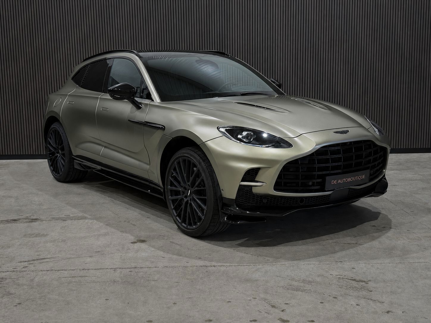 Aston Martin DBX 4.0 V8 707 / Fabrieksgarantie tot 26.10.2026 / Matt groen / 360 Camera / Carbon delen